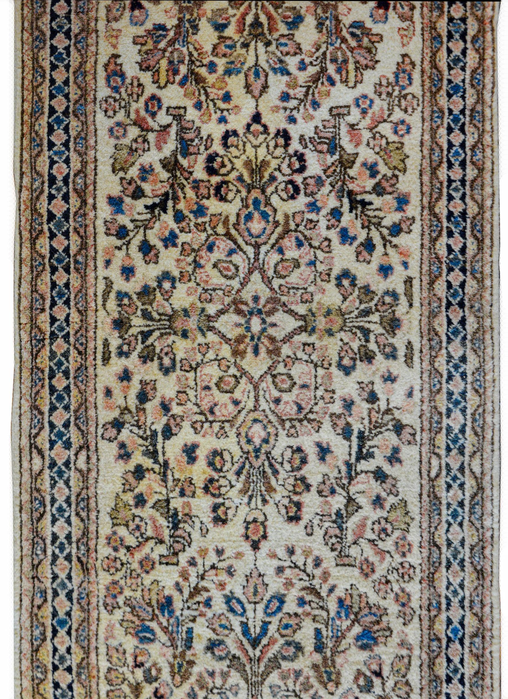 Gorgeous Early 20th Century Sarouk Rug For Sale