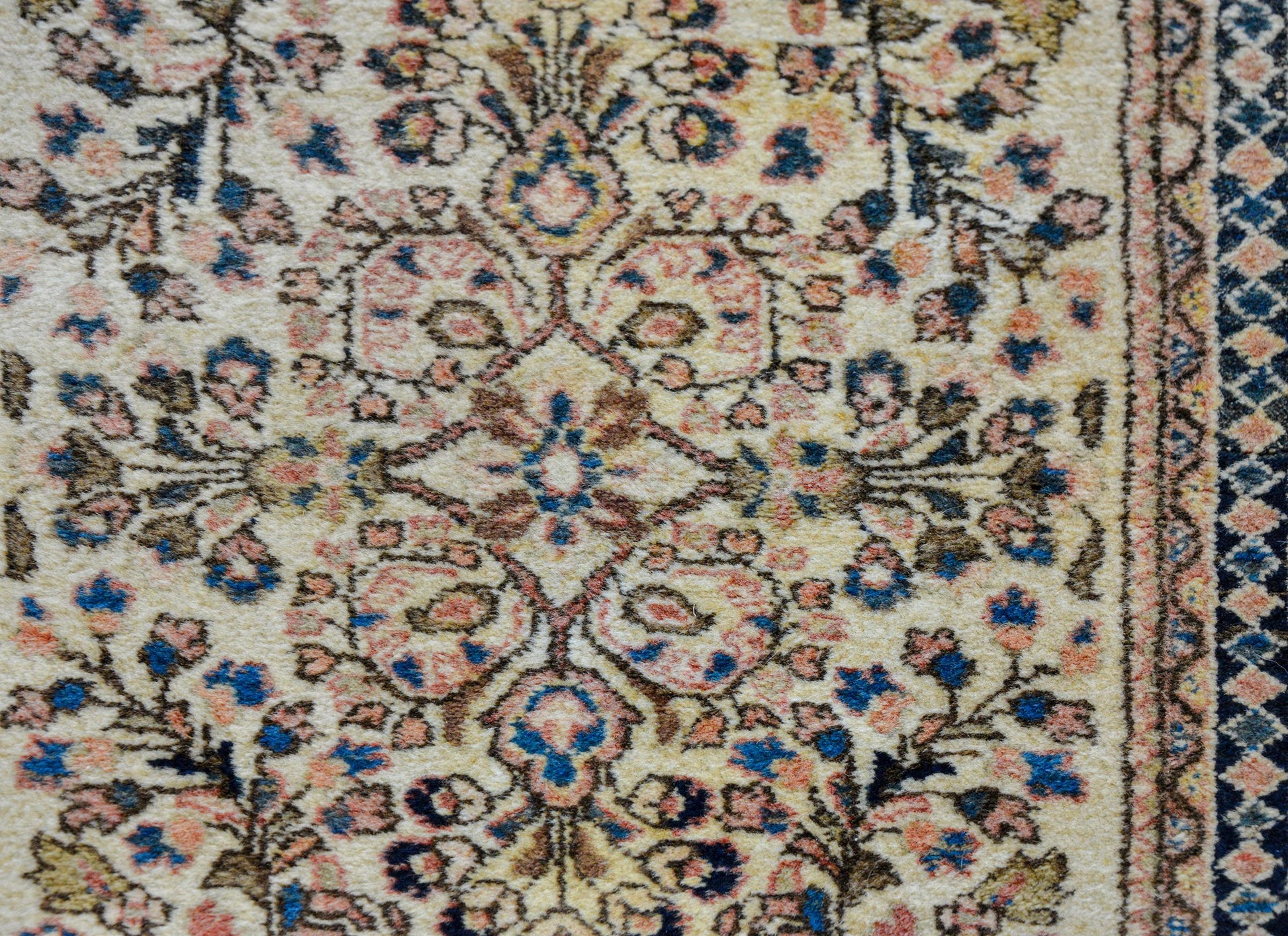 Gorgeous Early 20th Century Sarouk Rug For Sale