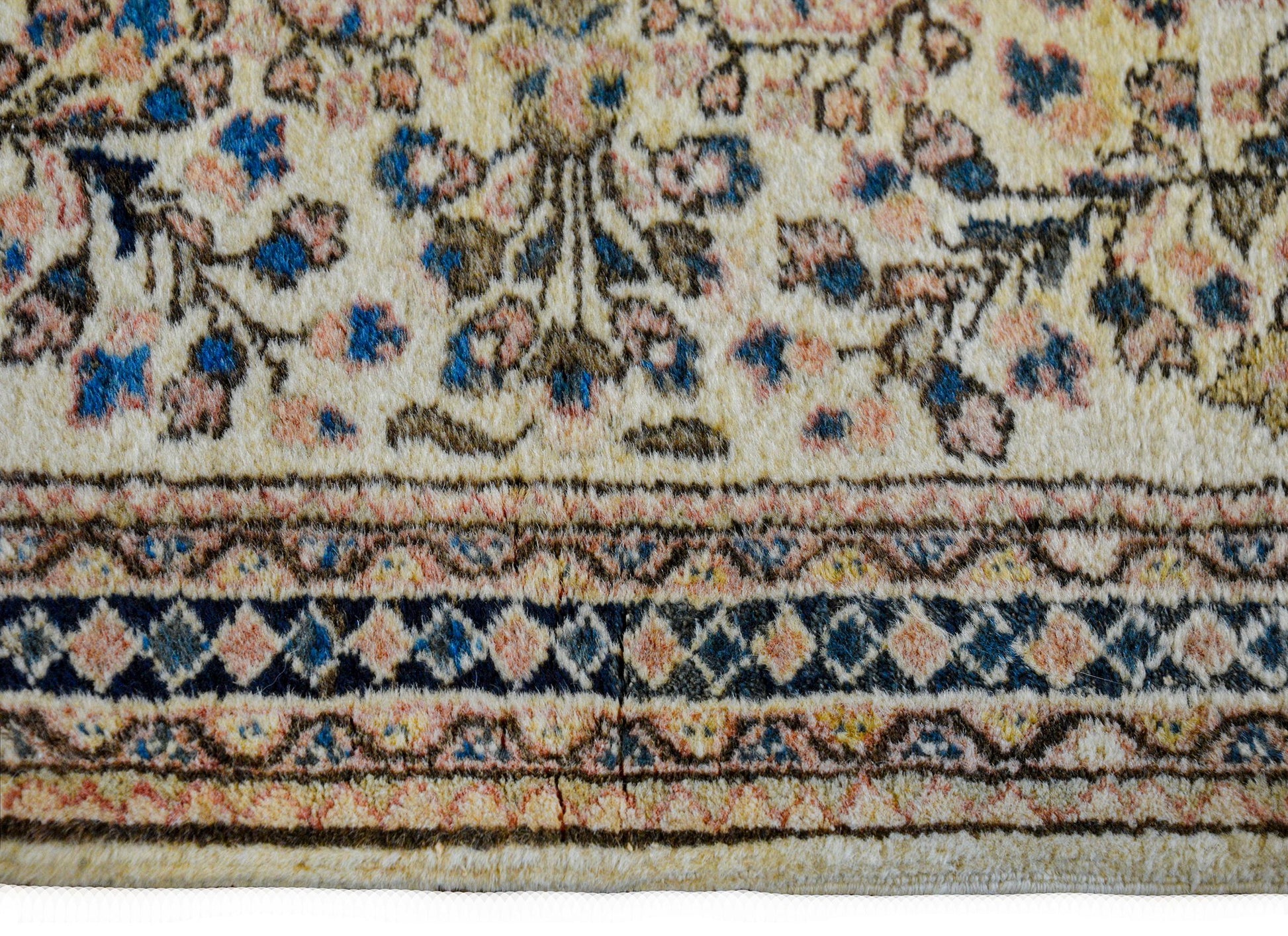 Gorgeous Early 20th Century Sarouk Rug For Sale