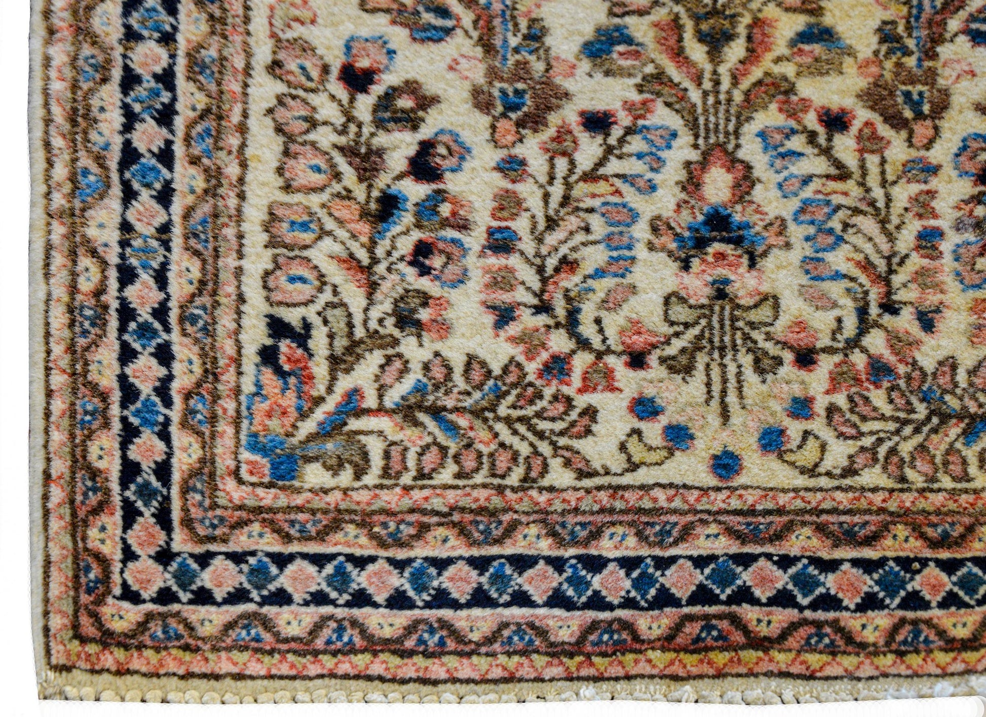Gorgeous Early 20th Century Sarouk Rug For Sale