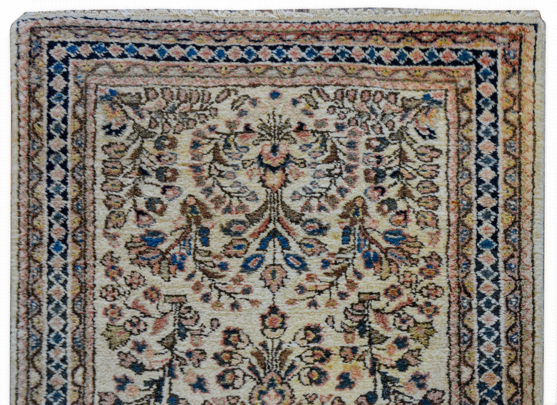 Gorgeous Early 20th Century Sarouk Rug For Sale