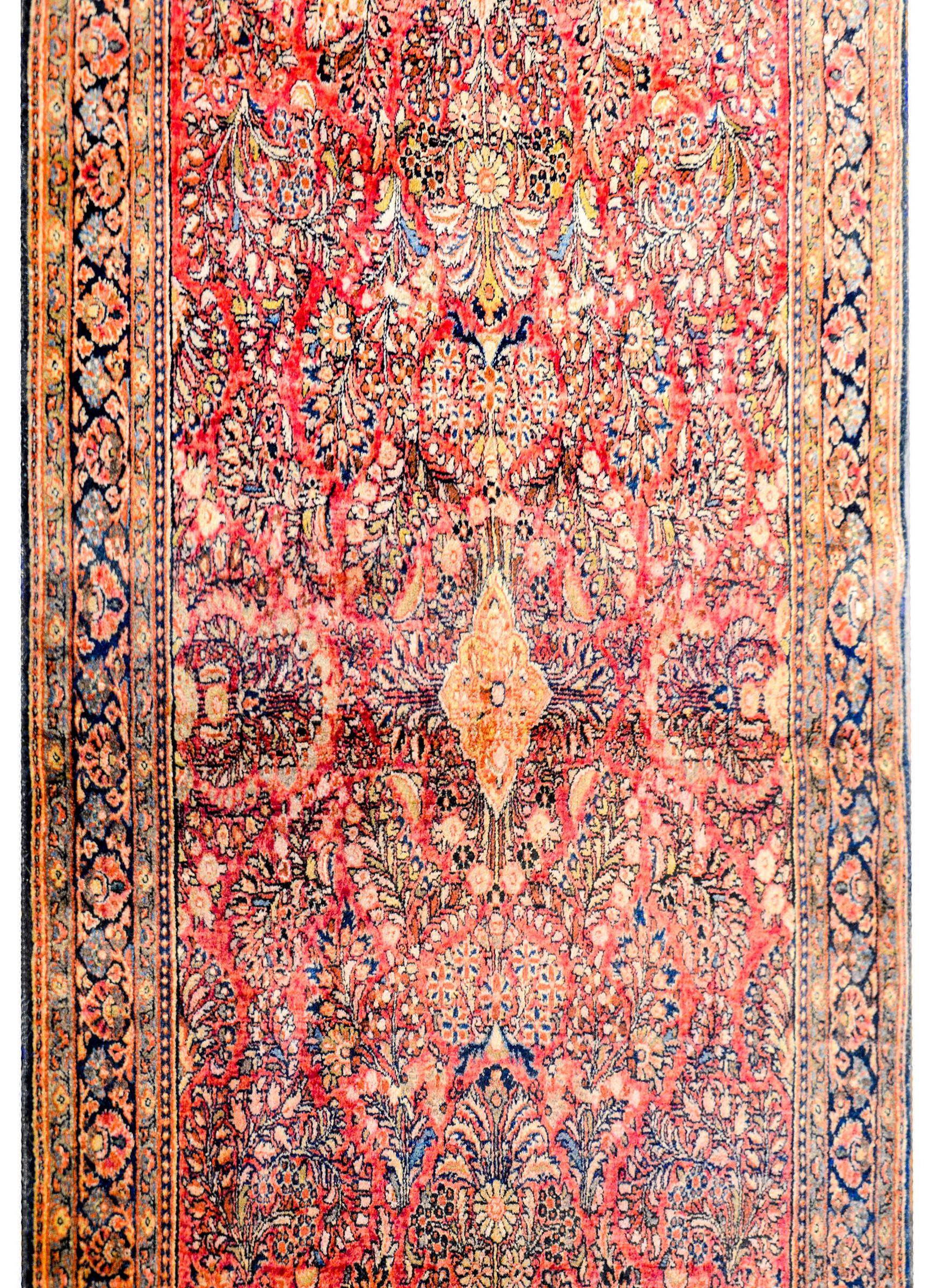 Gorgeous Early 20th Century Sarouk Rug For Sale