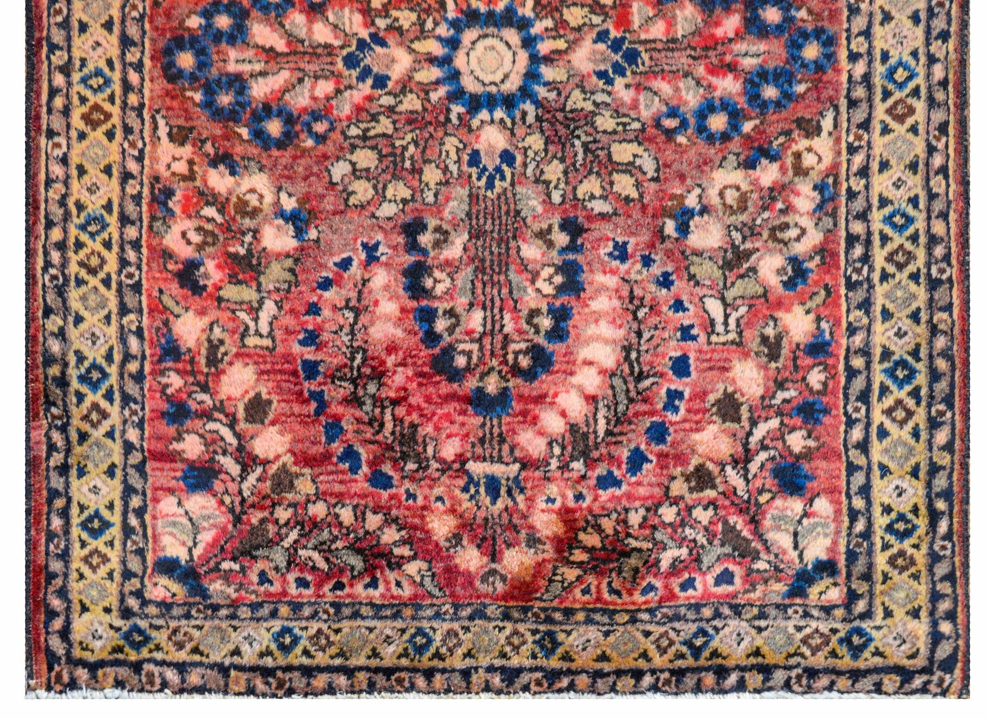 Traditional Early 20th Century Sarouk Rug For Sale