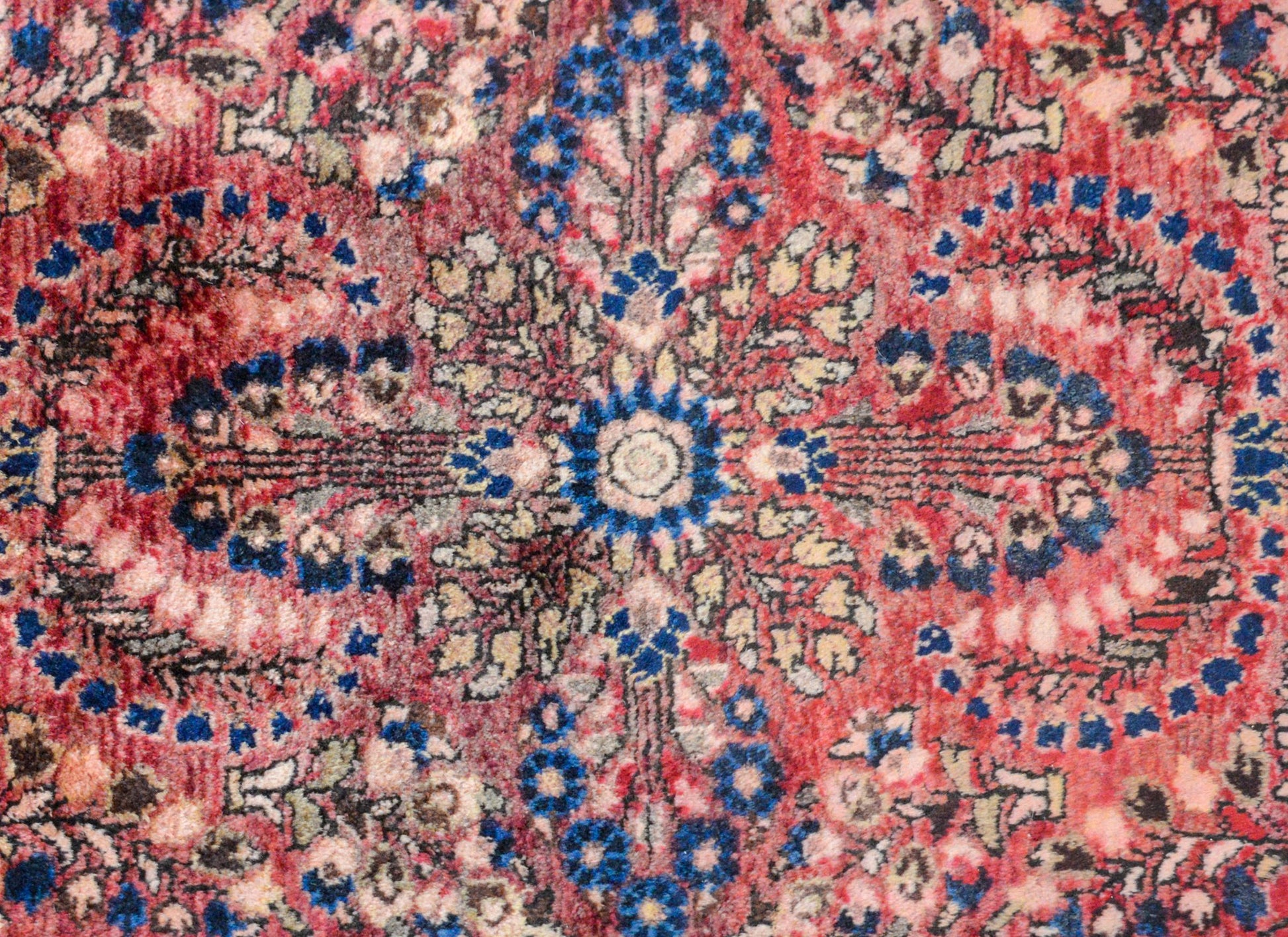 Traditional Early 20th Century Sarouk Rug For Sale
