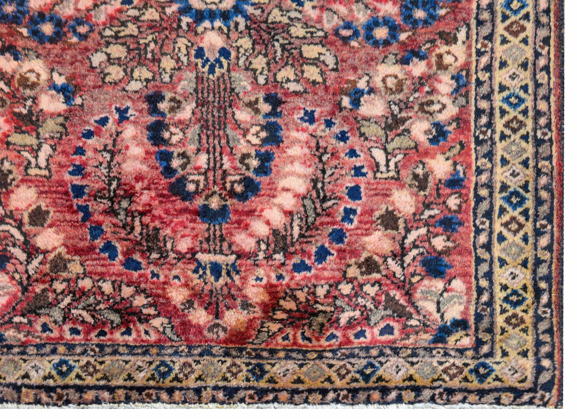 Traditional Early 20th Century Sarouk Rug For Sale