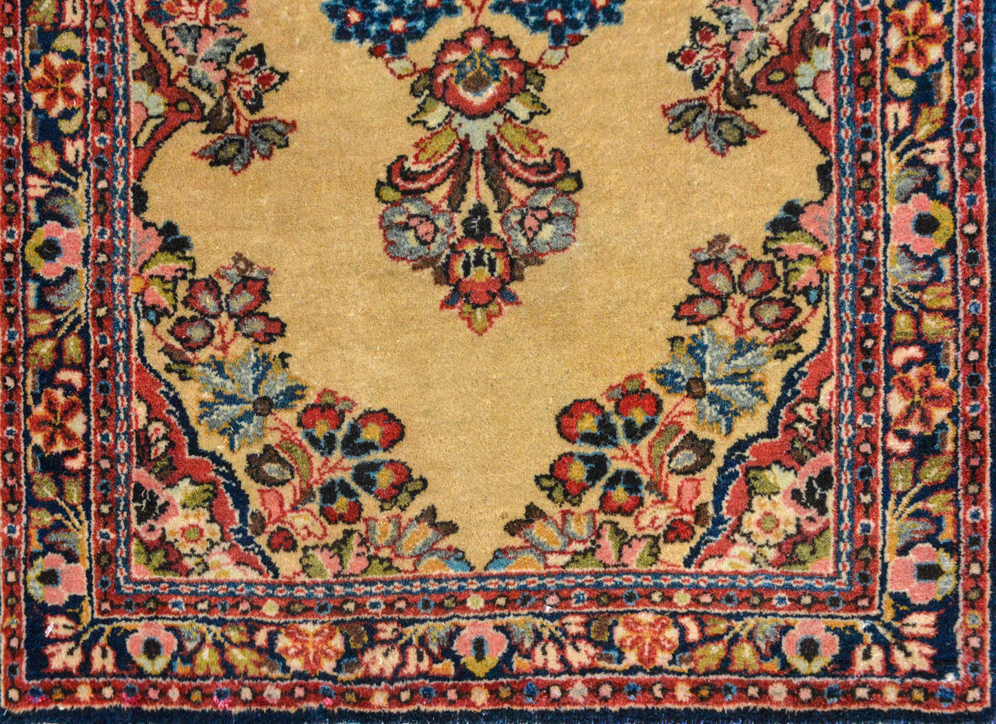 Early 20th Century Sarouk Rug For Sale