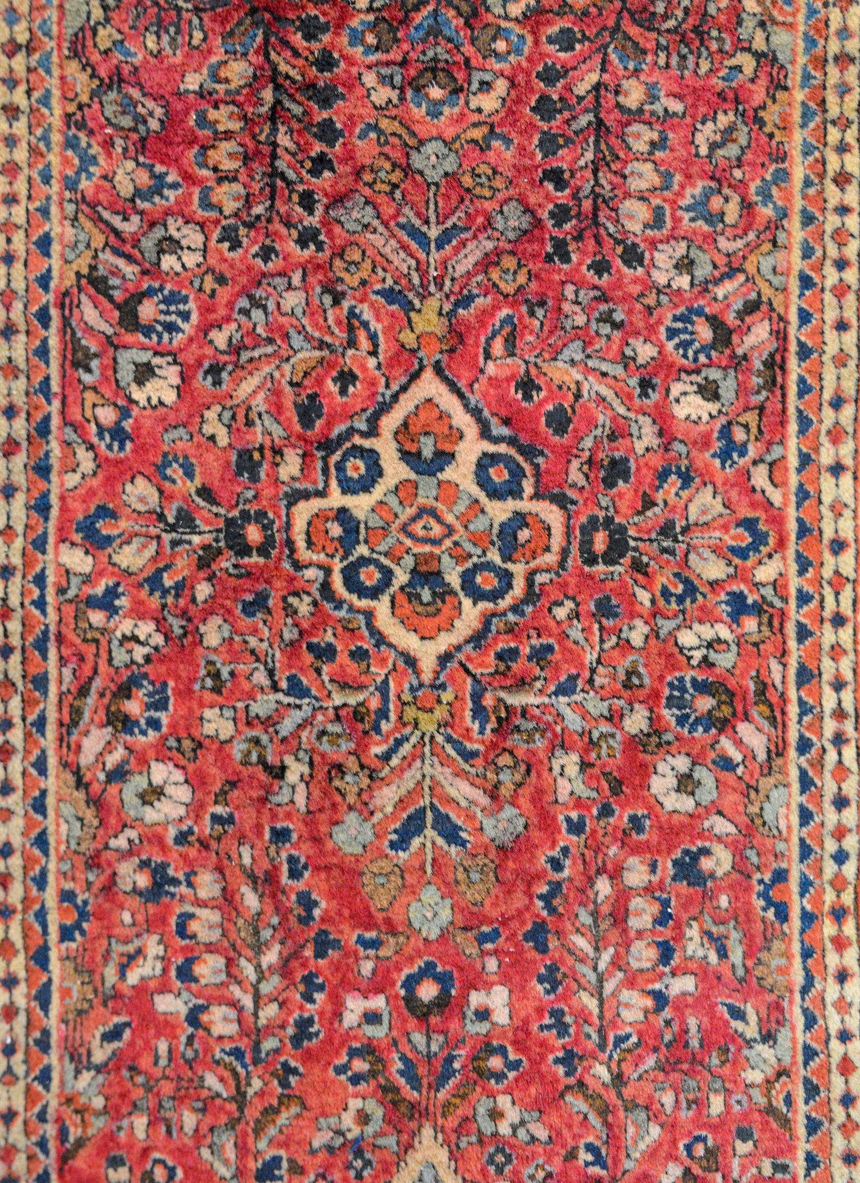 Early 20th Century Sarouk Rug For Sale