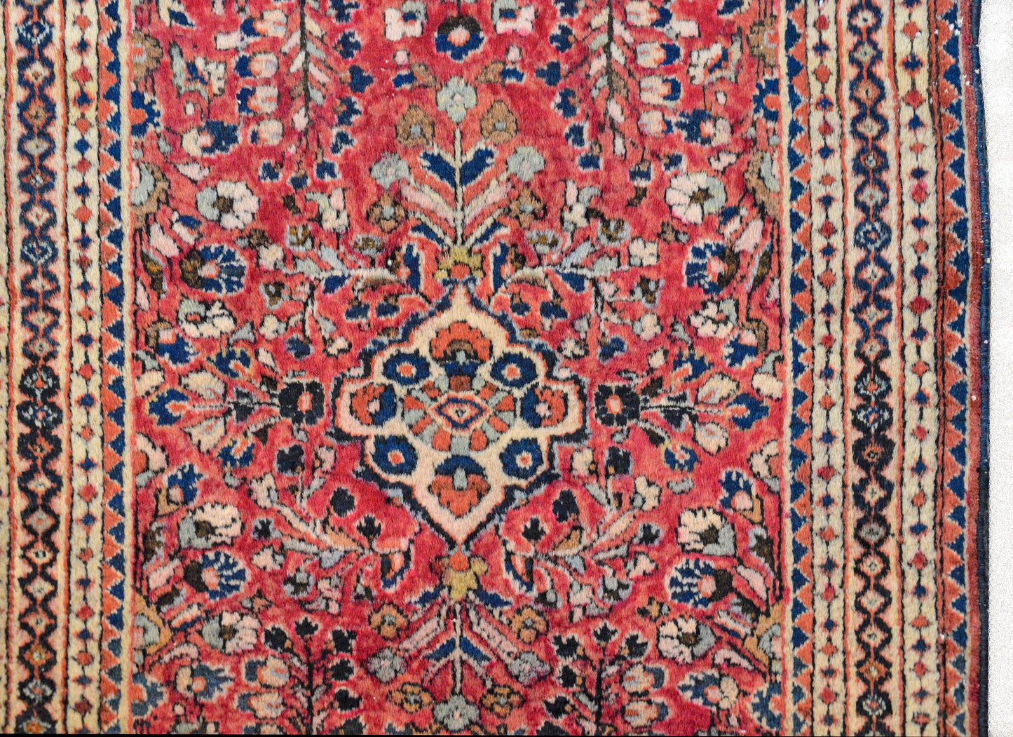 Early 20th Century Sarouk Rug For Sale