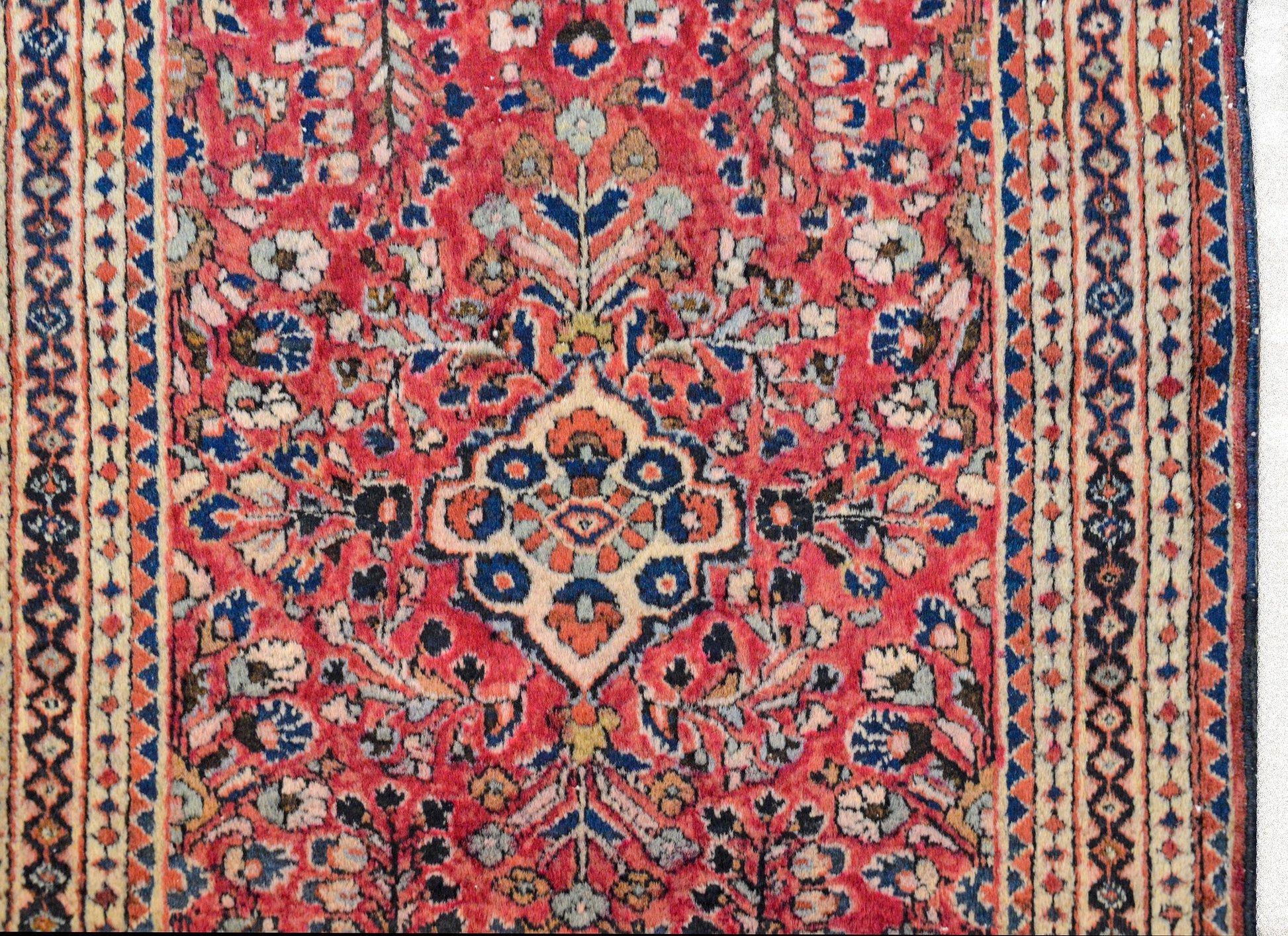 Early 20th Century Sarouk Rug For Sale