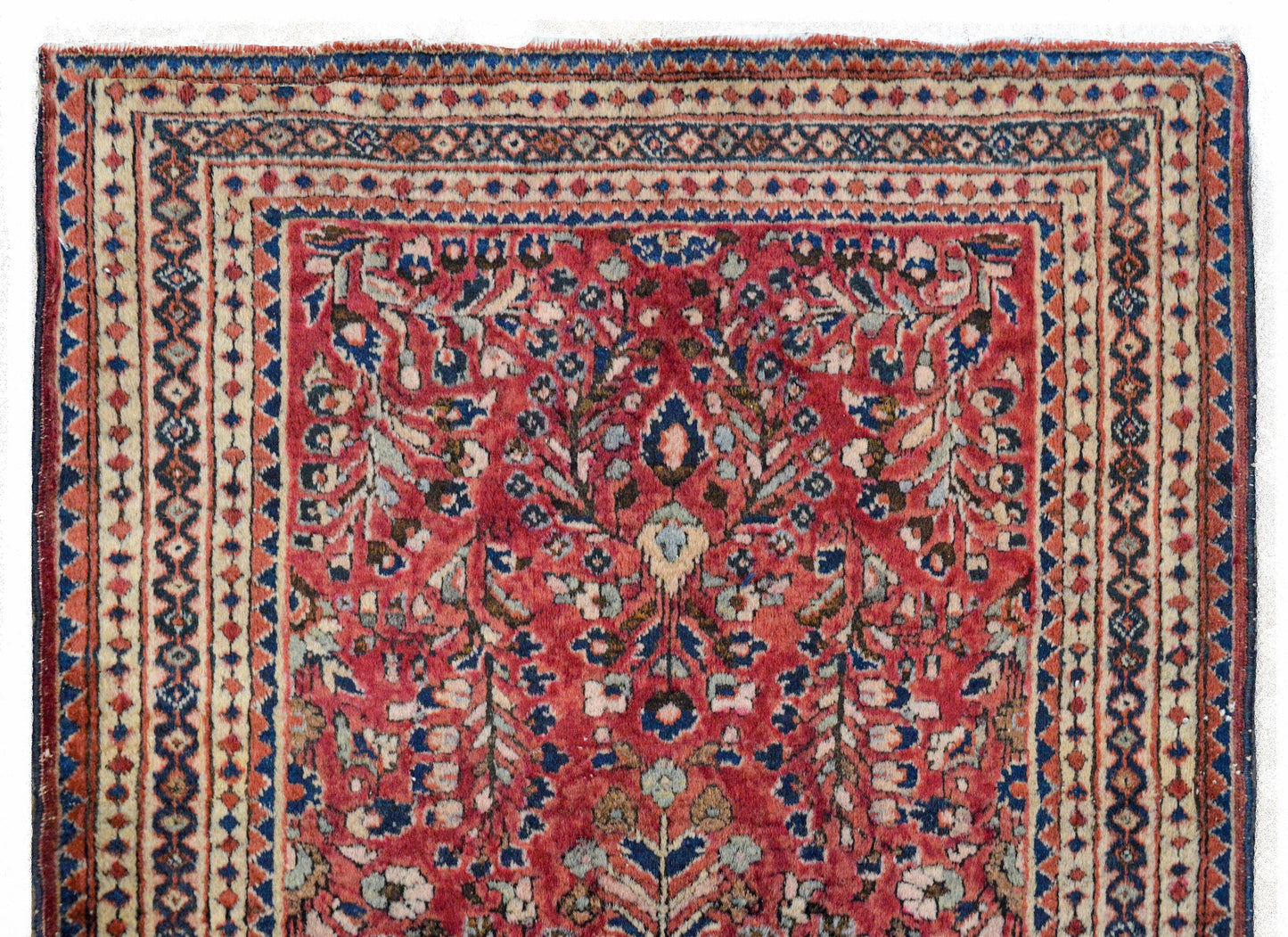 Early 20th Century Sarouk Rug For Sale