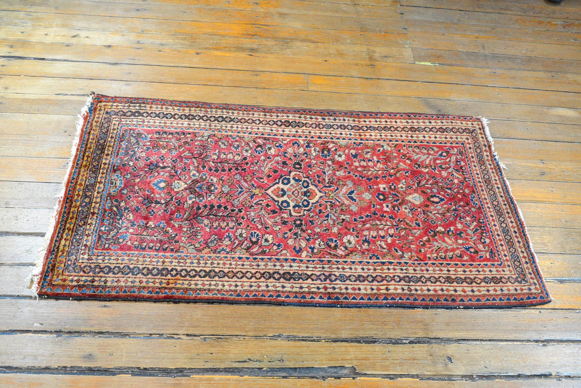 Early 20th Century Sarouk Rug For Sale