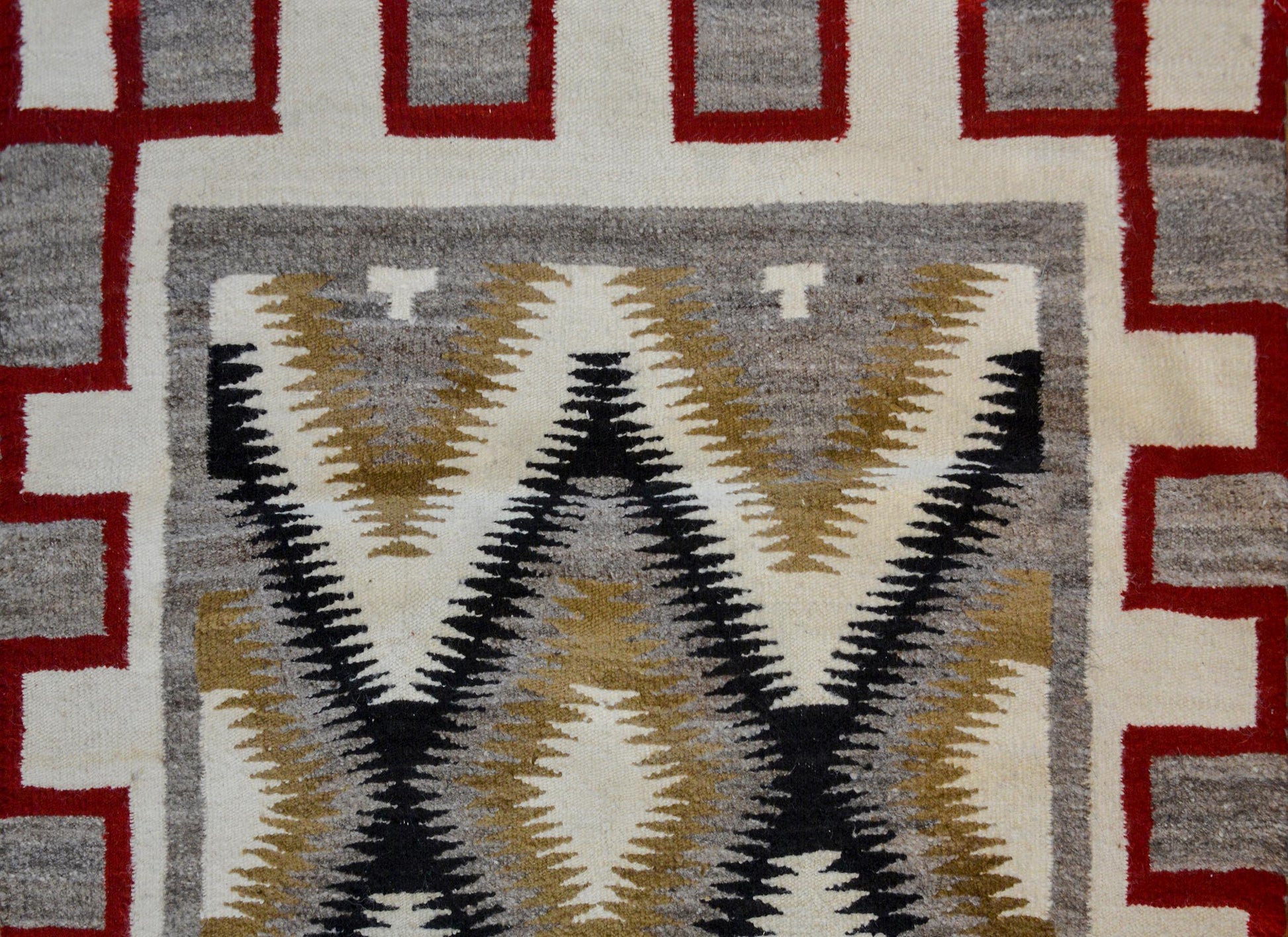 Bold Mid-20th Century Navajo Rug For Sale