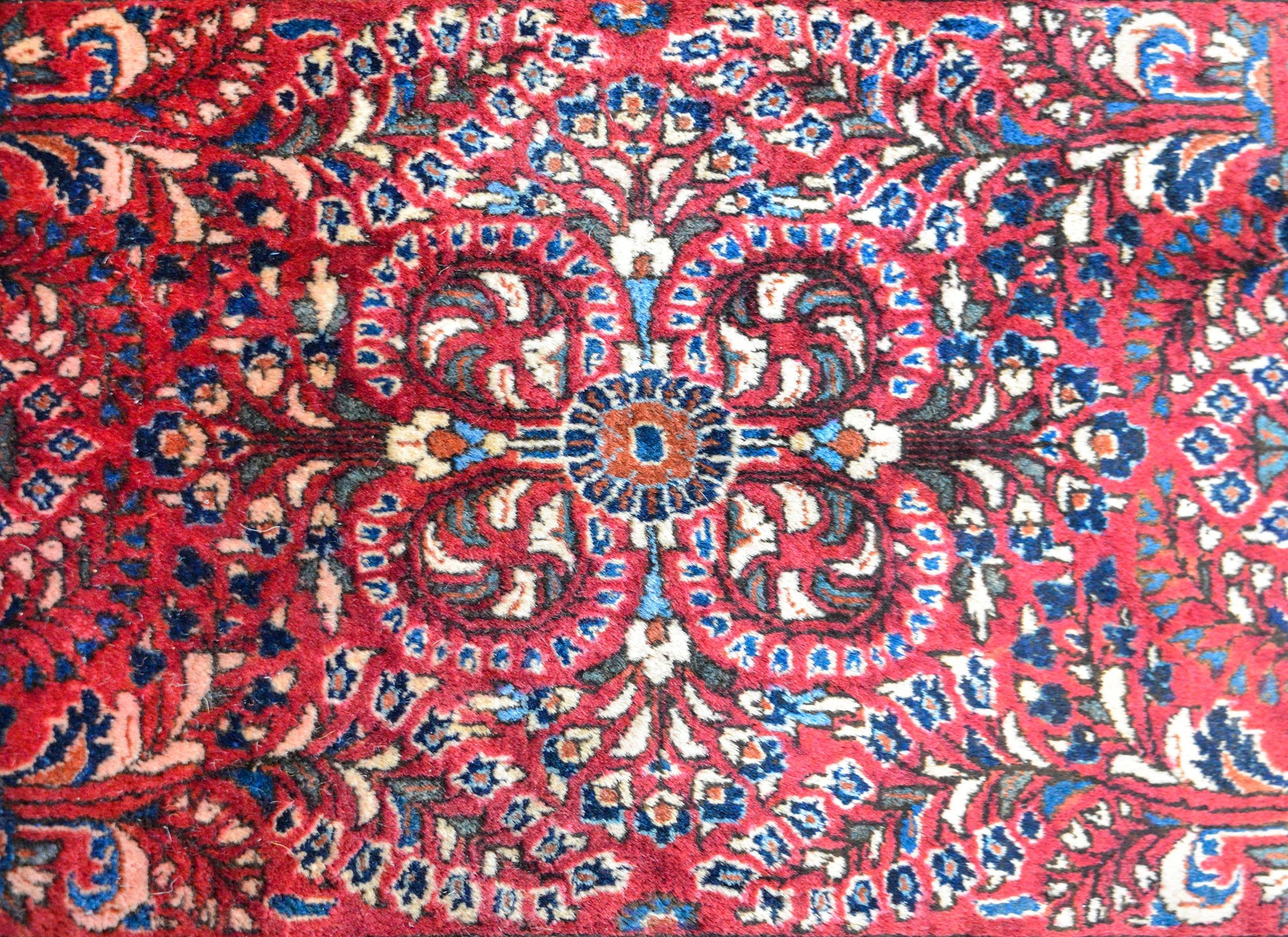 Beautiful Early 20th Century Sarouk Rug For Sale