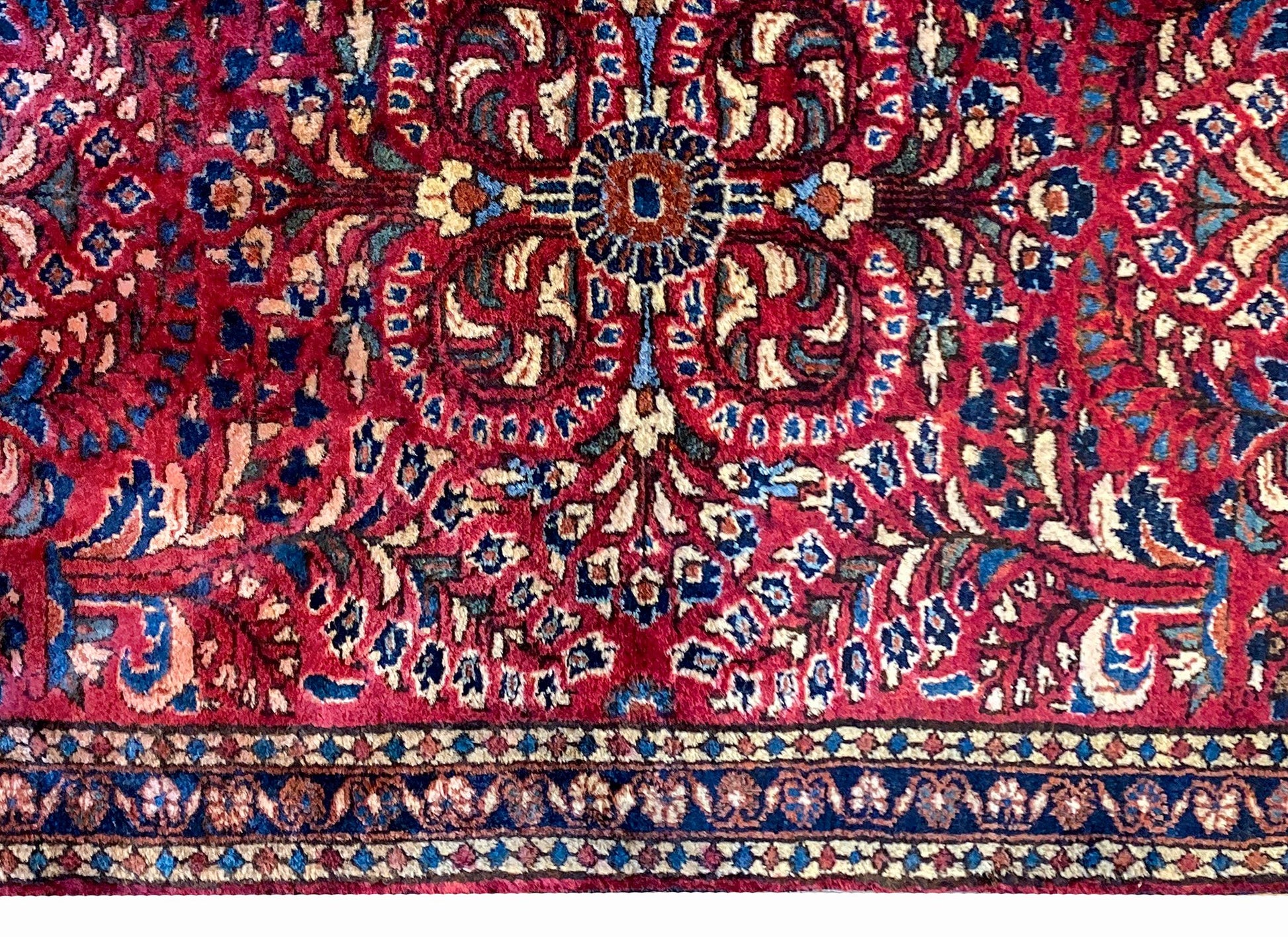 Beautiful Early 20th Century Sarouk Rug For Sale
