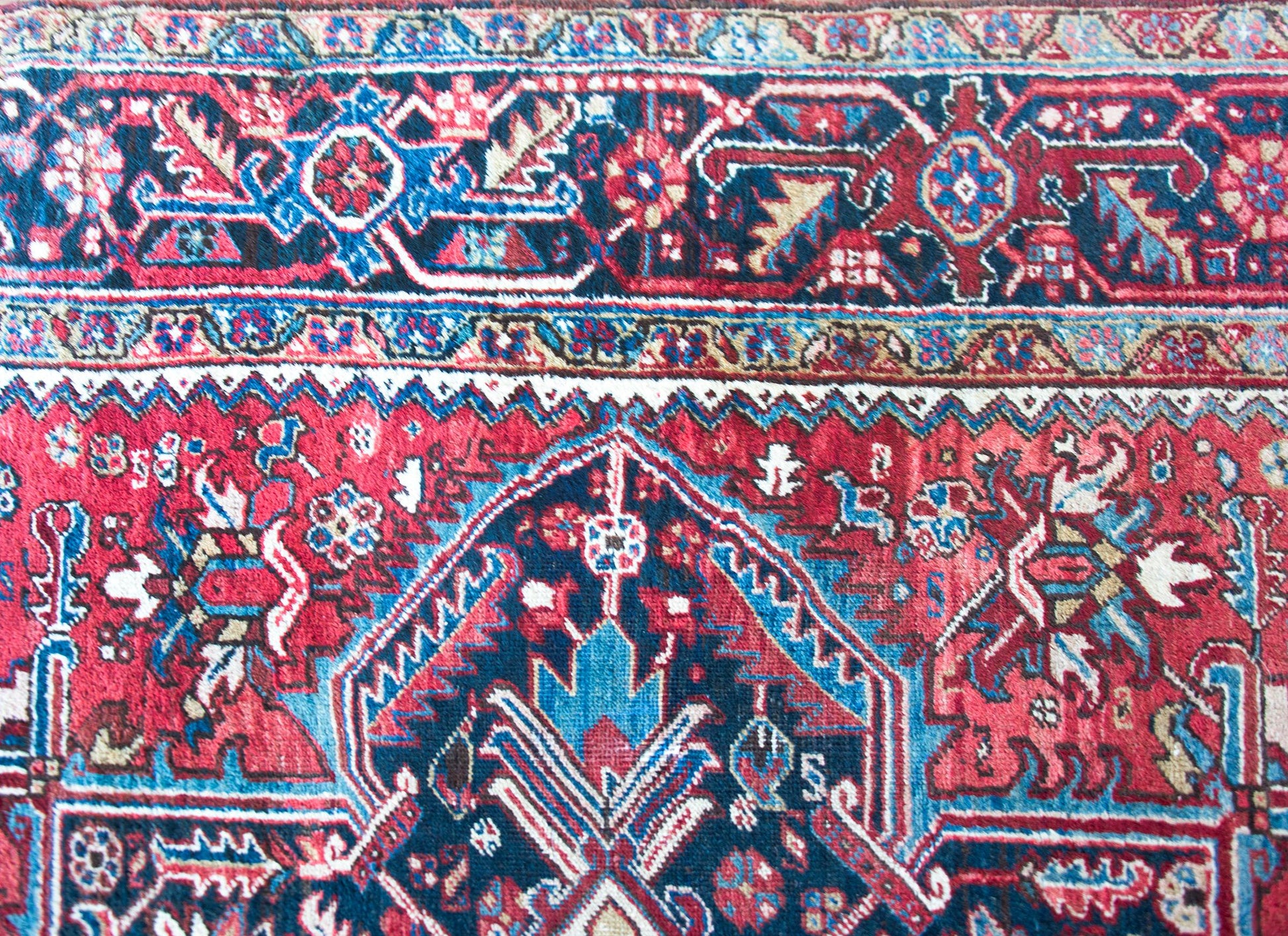 Early 20th Century Persian Heriz Rug For Sale