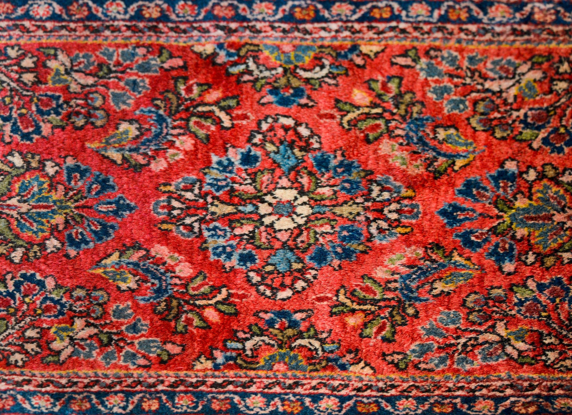 Early 20th Century Persian Sarouk Rug For Sale