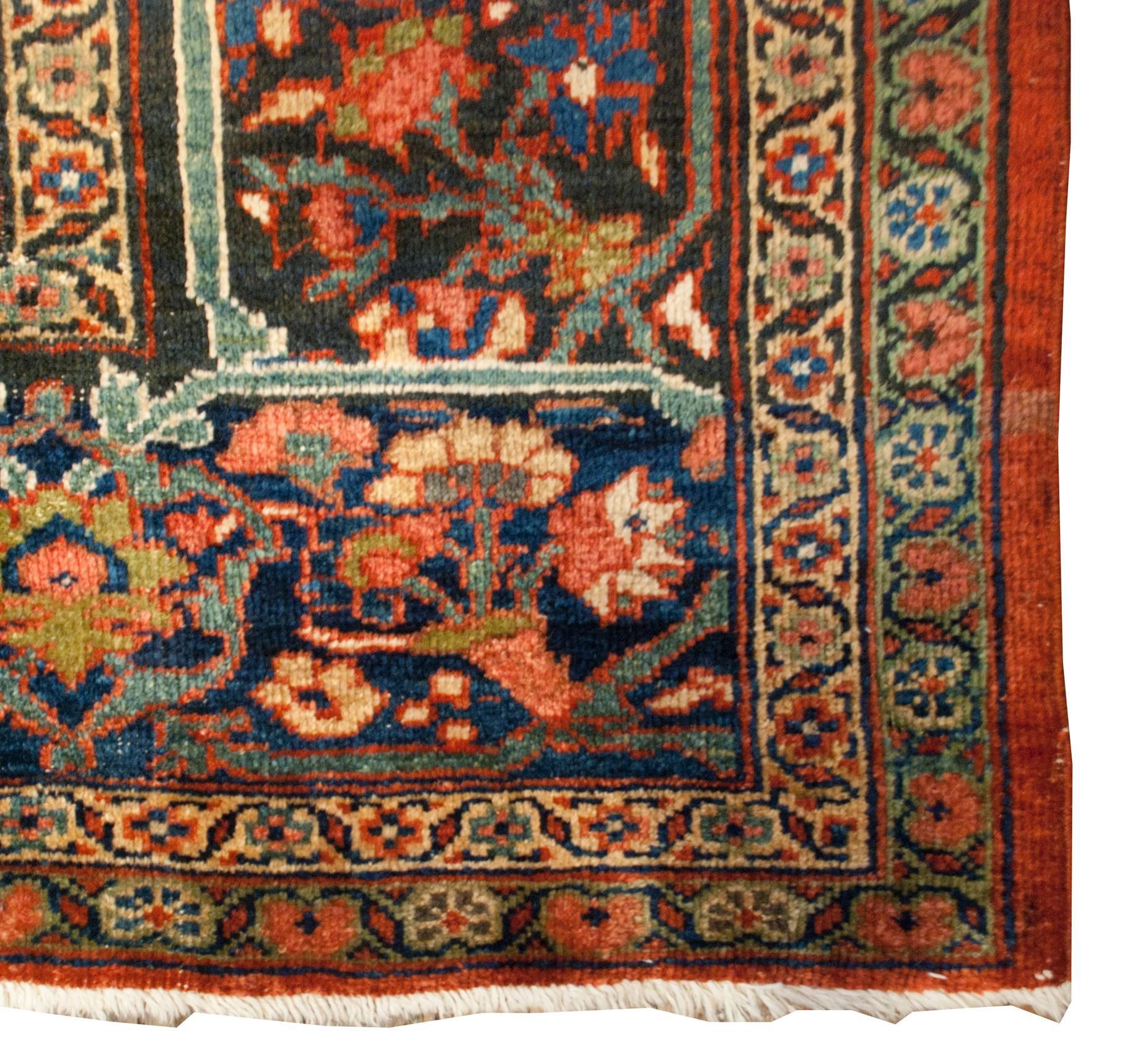 Early 20th Century Mahal Rug For Sale