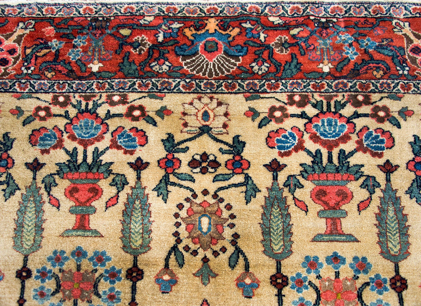 Early 20th Century Persian Sultanabad Rug For Sale