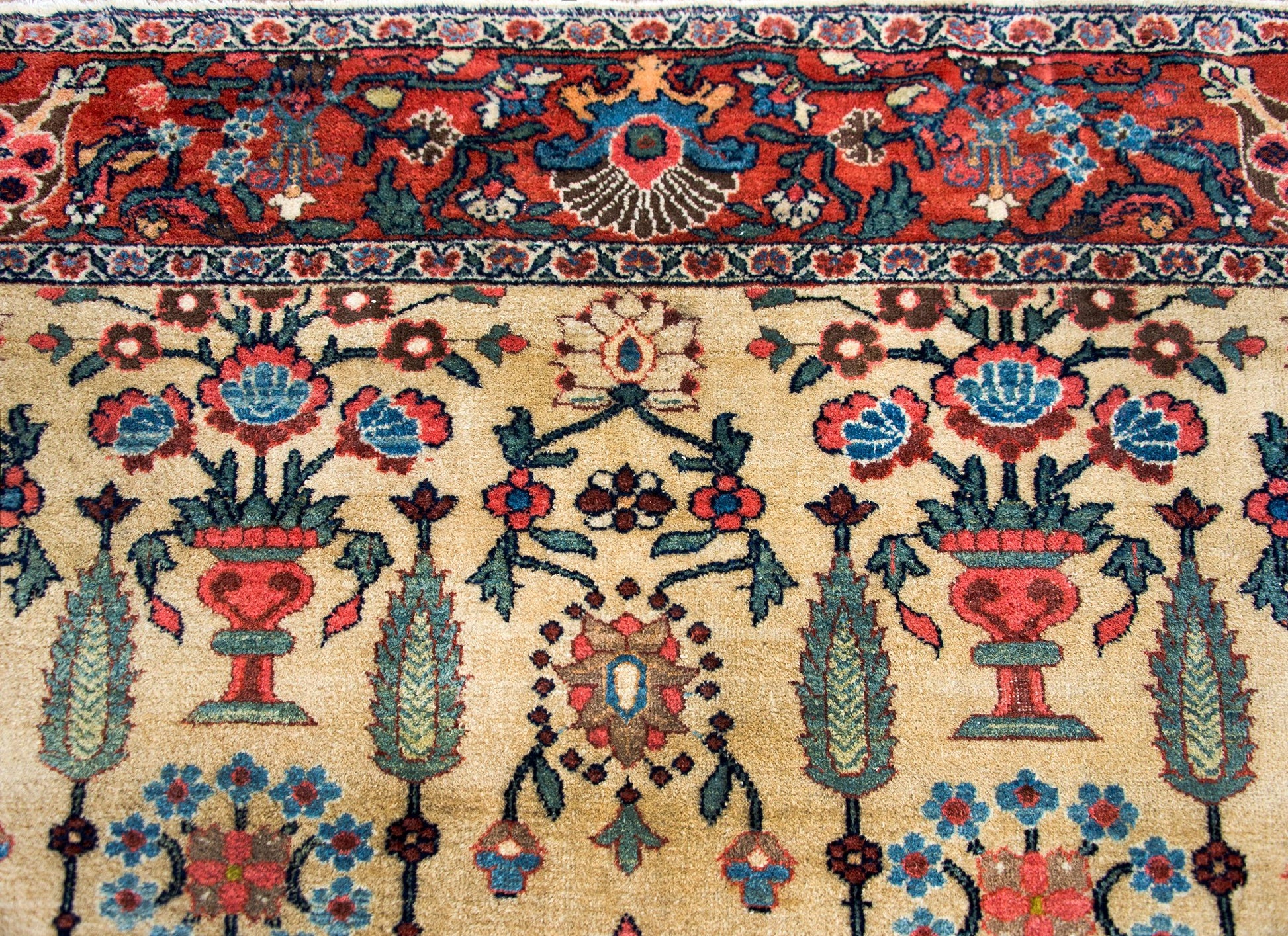 Early 20th Century Persian Sultanabad Rug For Sale