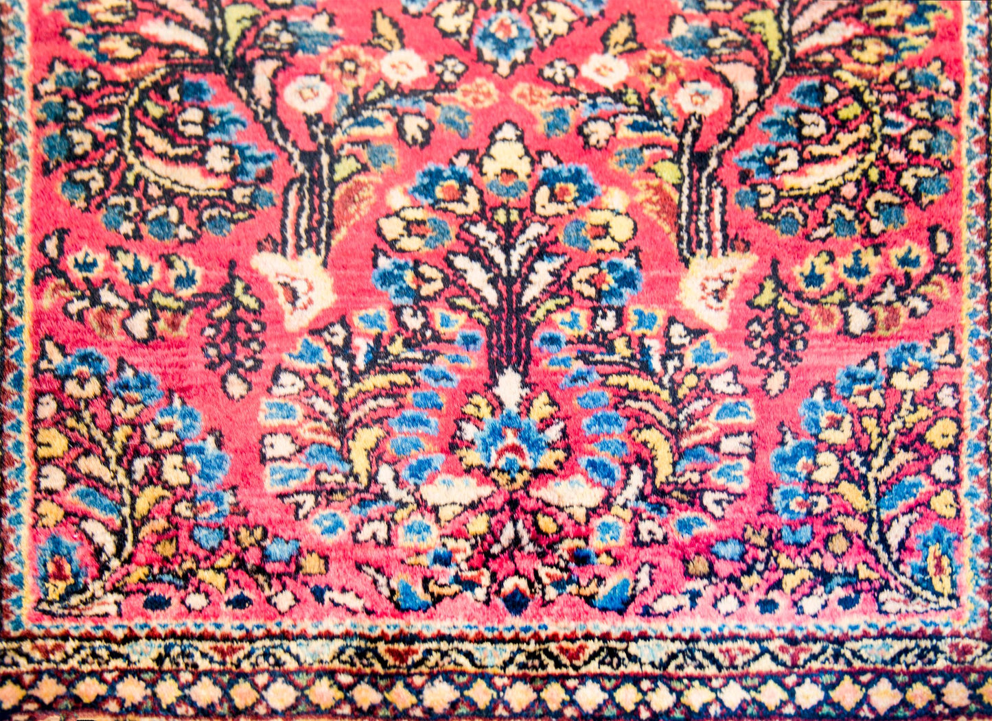 Beautiful Early 20th Century Antique Sarouk Rug For Sale