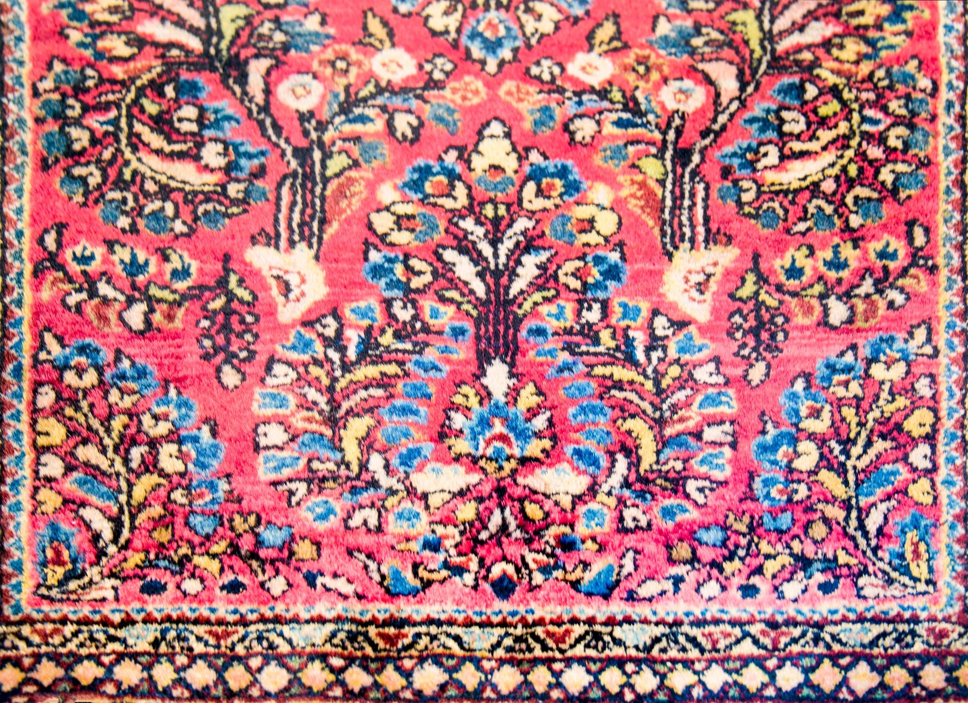 Beautiful Early 20th Century Antique Sarouk Rug For Sale