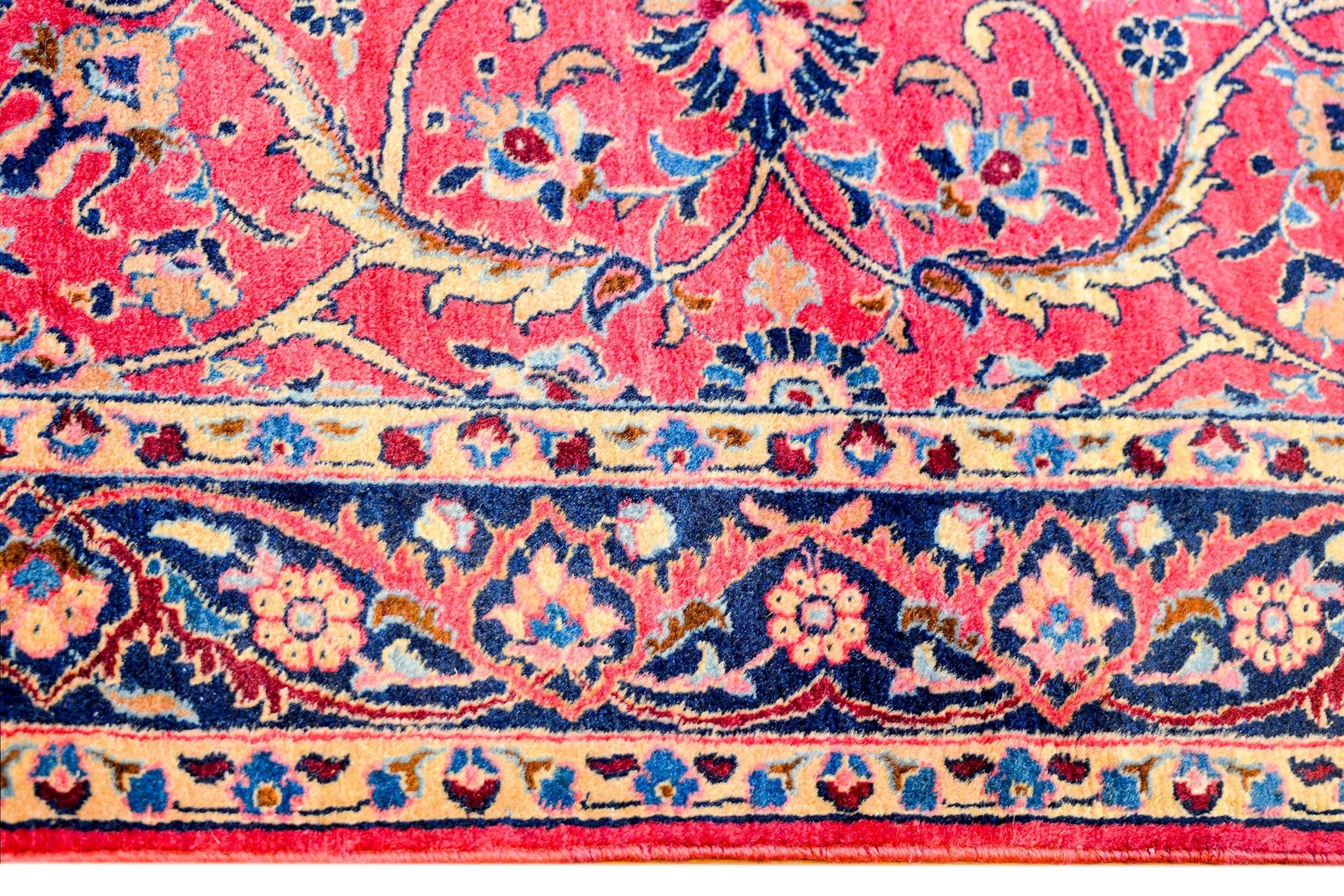 Beautiful Early-20th Century Sarouk Rug For Sale