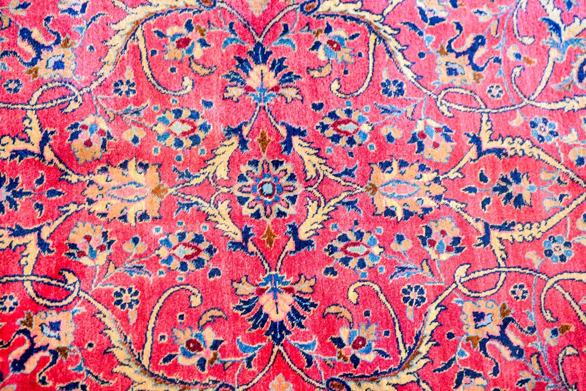 Beautiful Early-20th Century Sarouk Rug For Sale