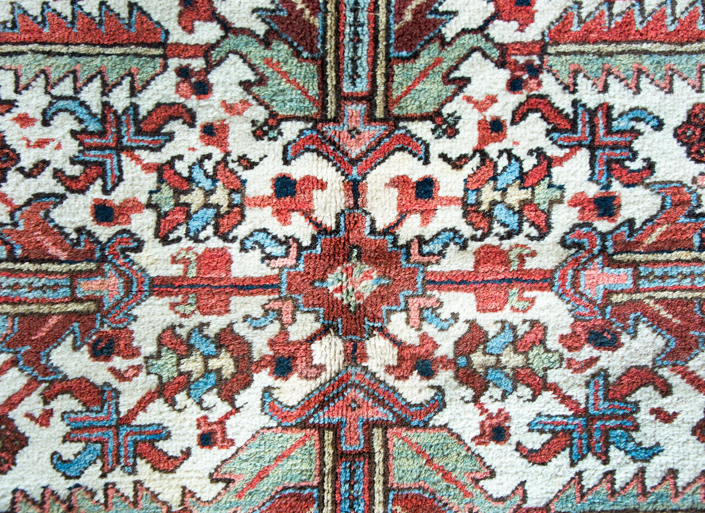 Early 20th Century Persian Heriz Rug For Sale