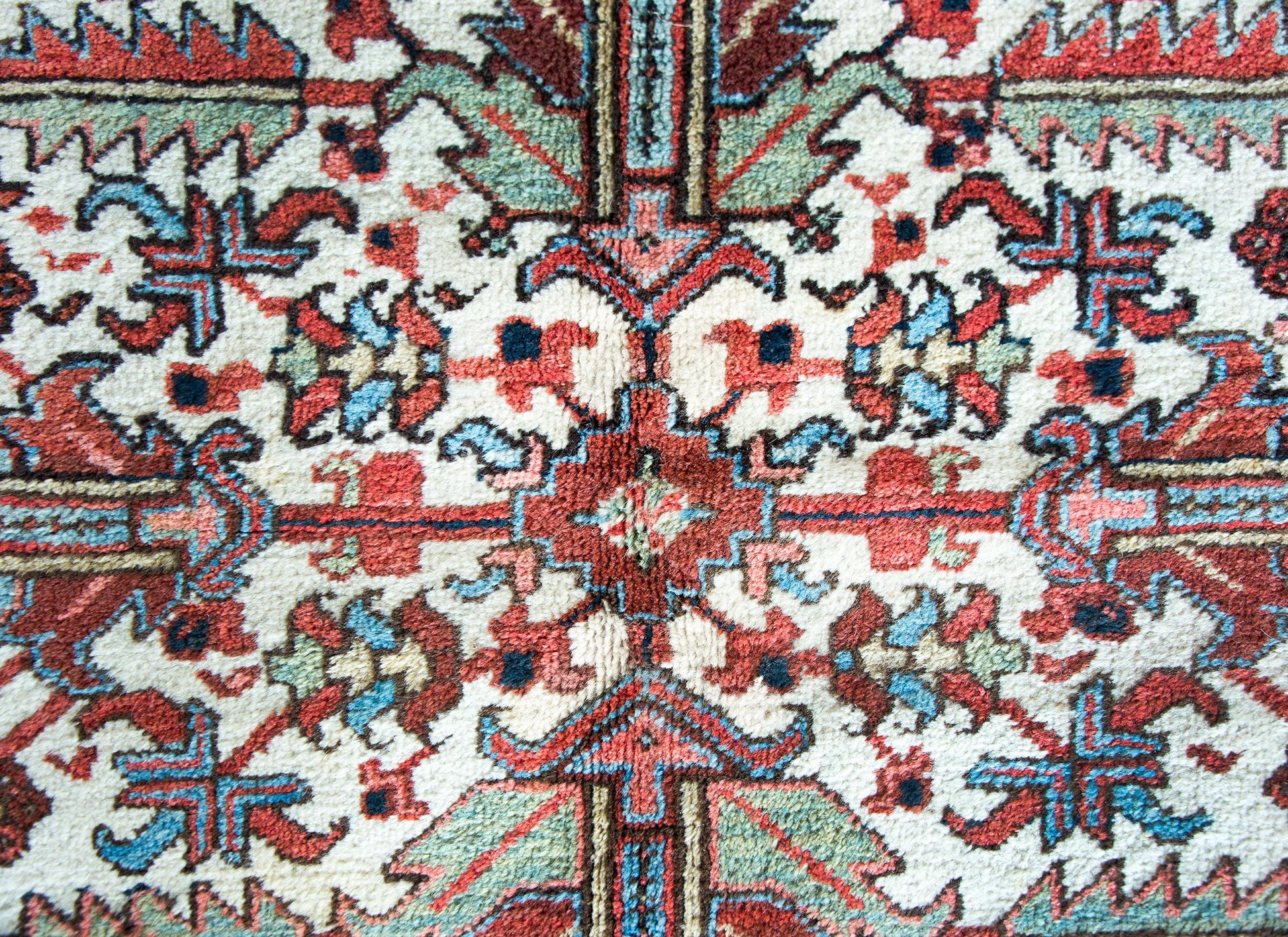 Early 20th Century Persian Heriz Rug For Sale