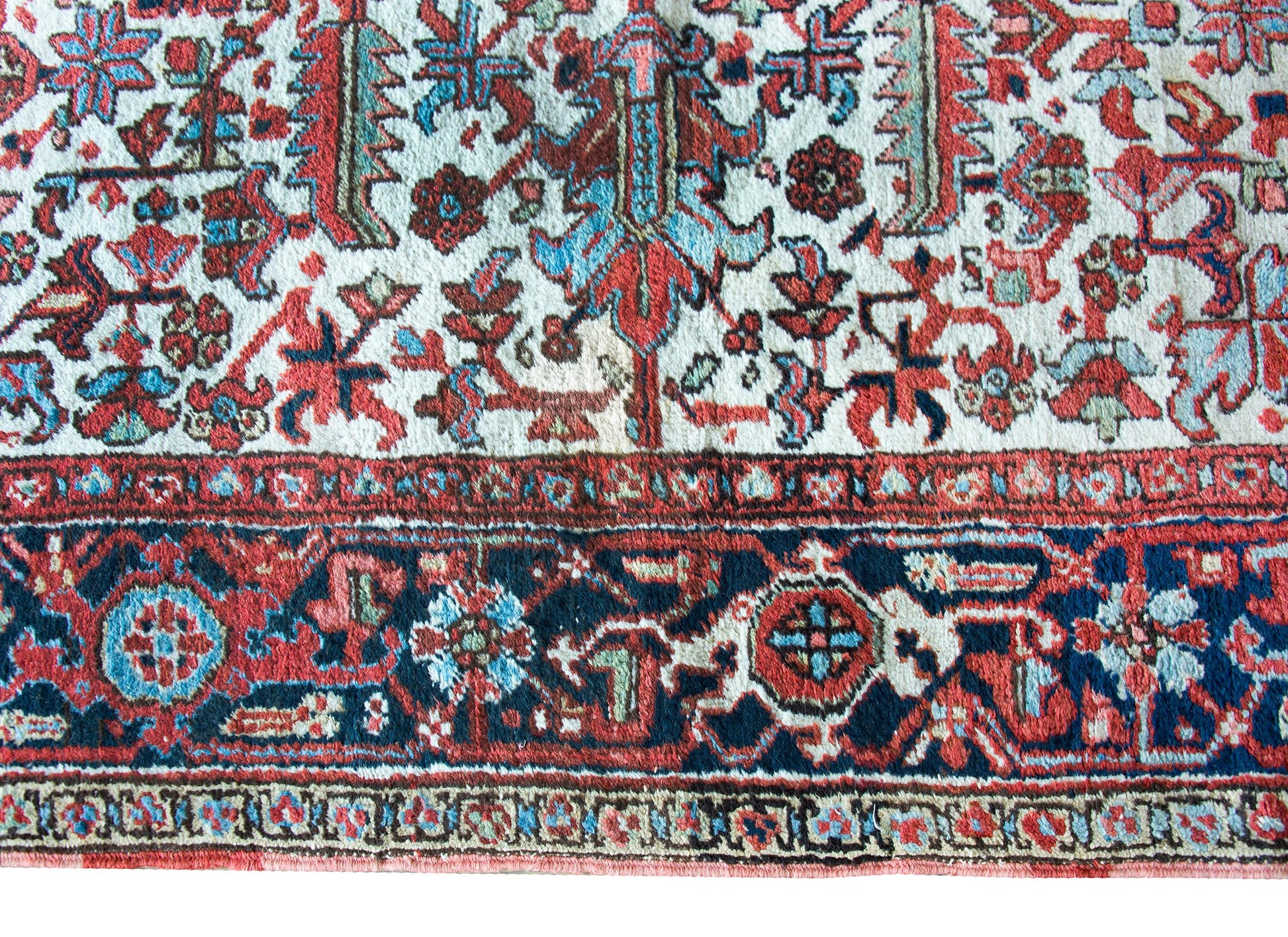 Early 20th Century Persian Heriz Rug For Sale