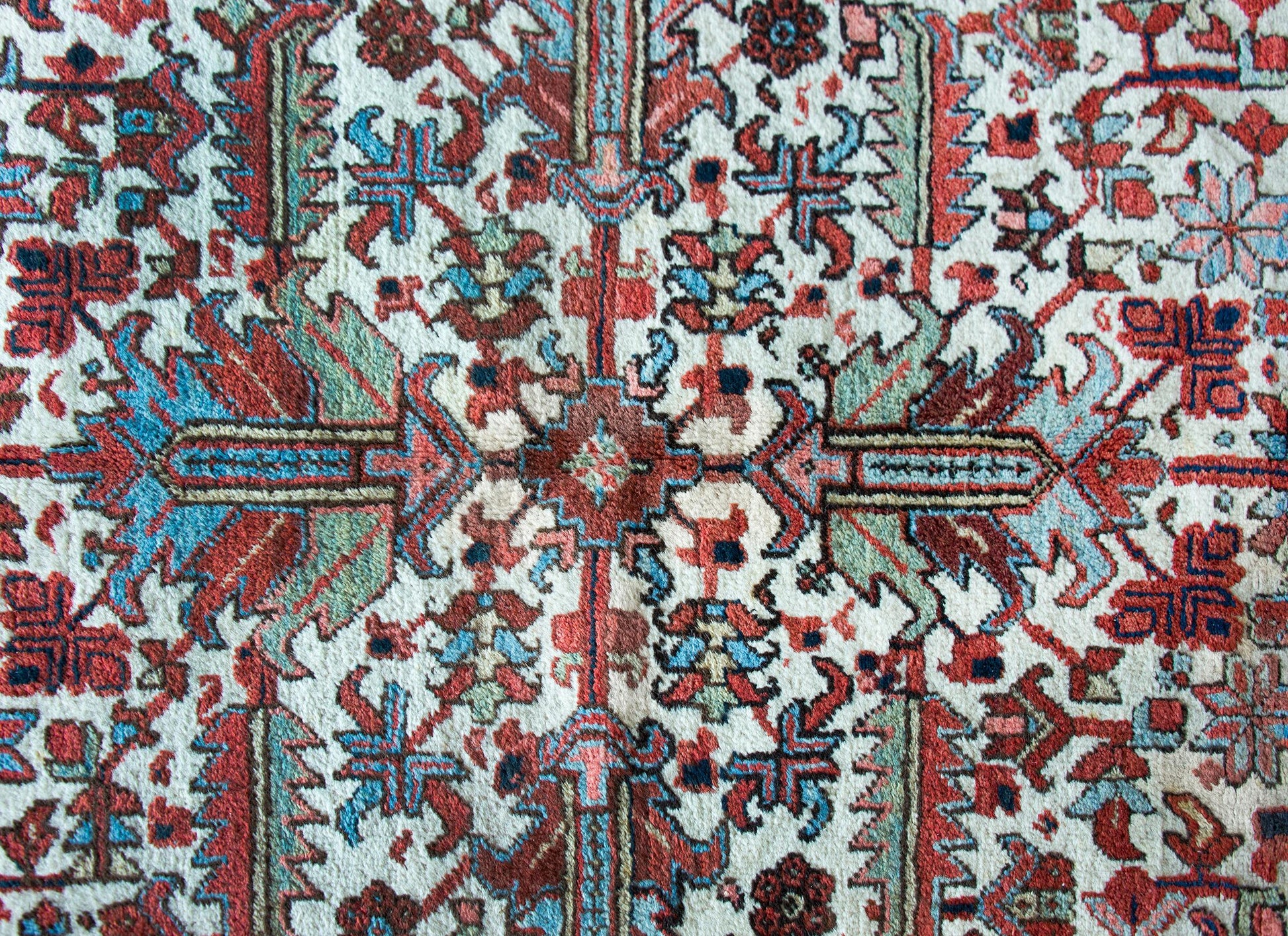 Early 20th Century Persian Heriz Rug For Sale