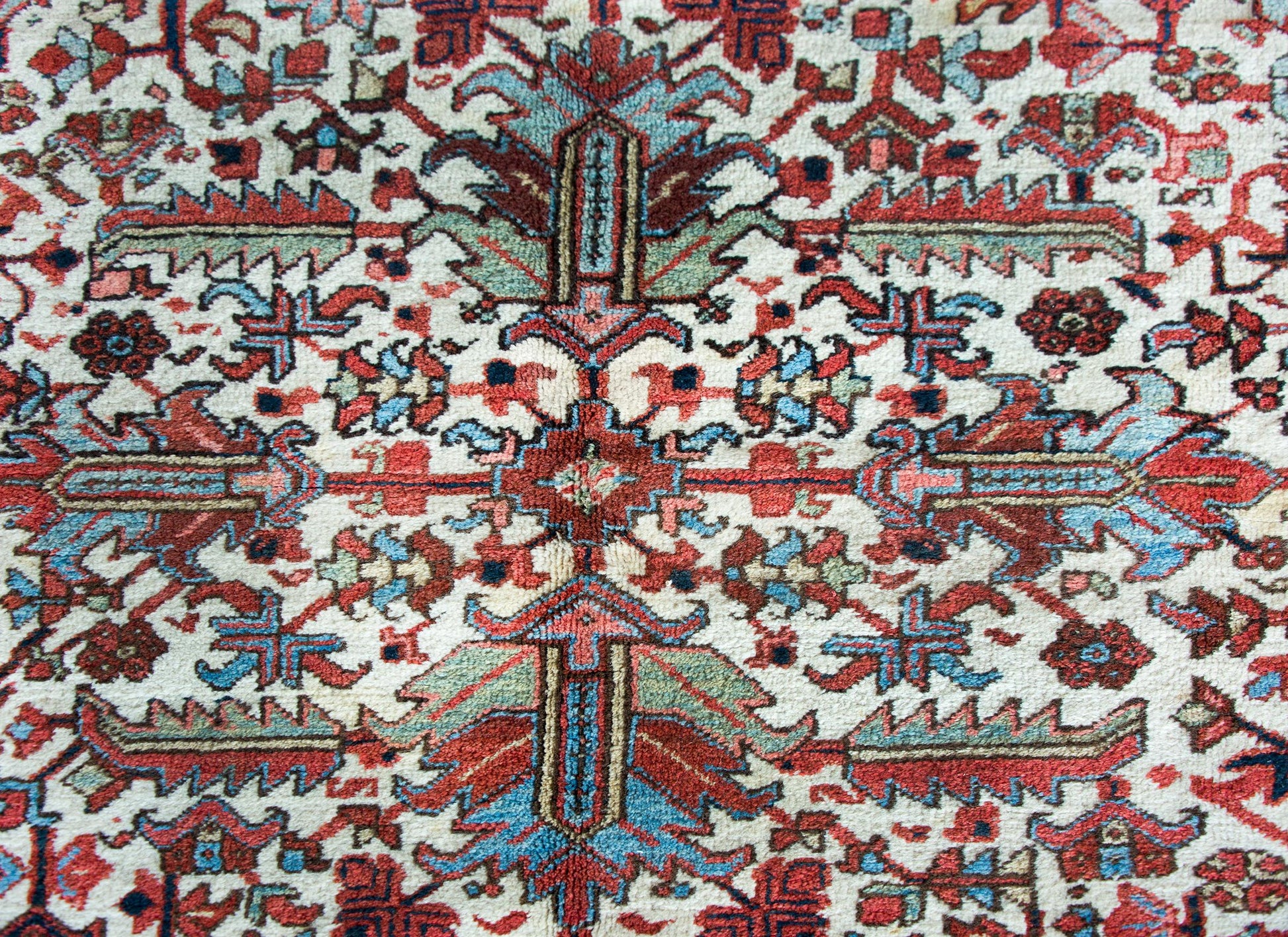 Early 20th Century Persian Heriz Rug For Sale