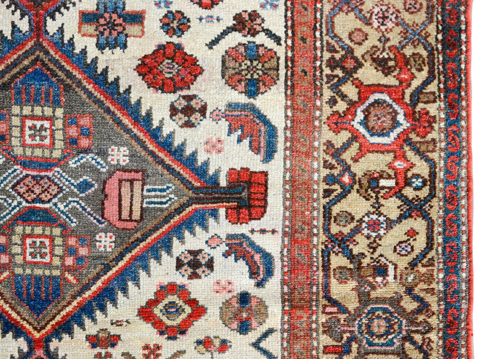 Early 20th Century Bakhtiari Rug For Sale