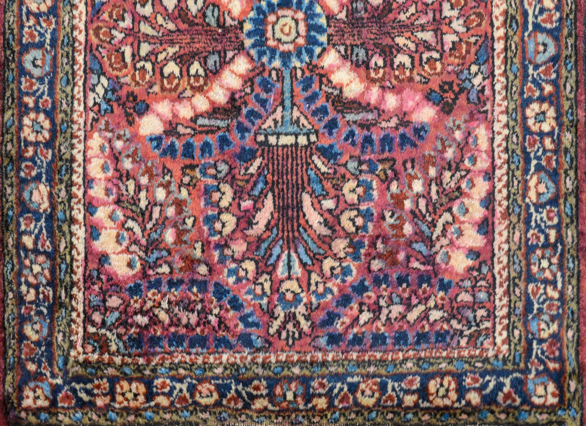 Beautiful Early 20th Century Sarouk Rug For Sale