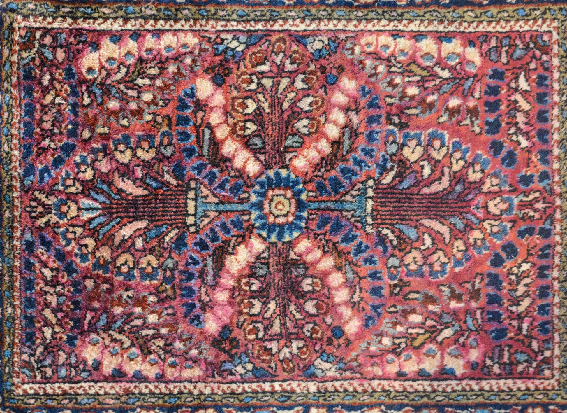 Beautiful Early 20th Century Sarouk Rug For Sale