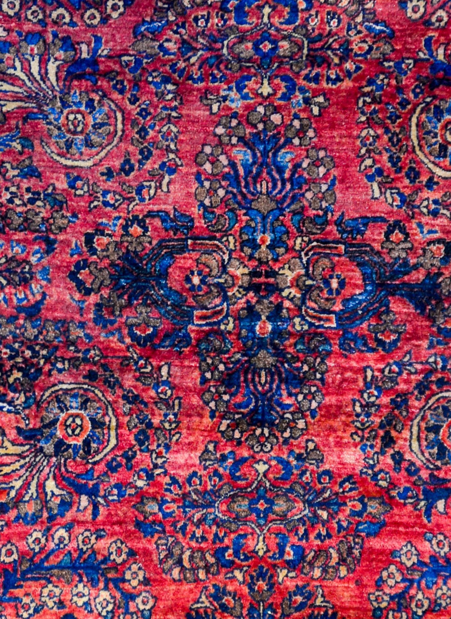 Beautiful Early 20th Century Sarouk Rug For Sale