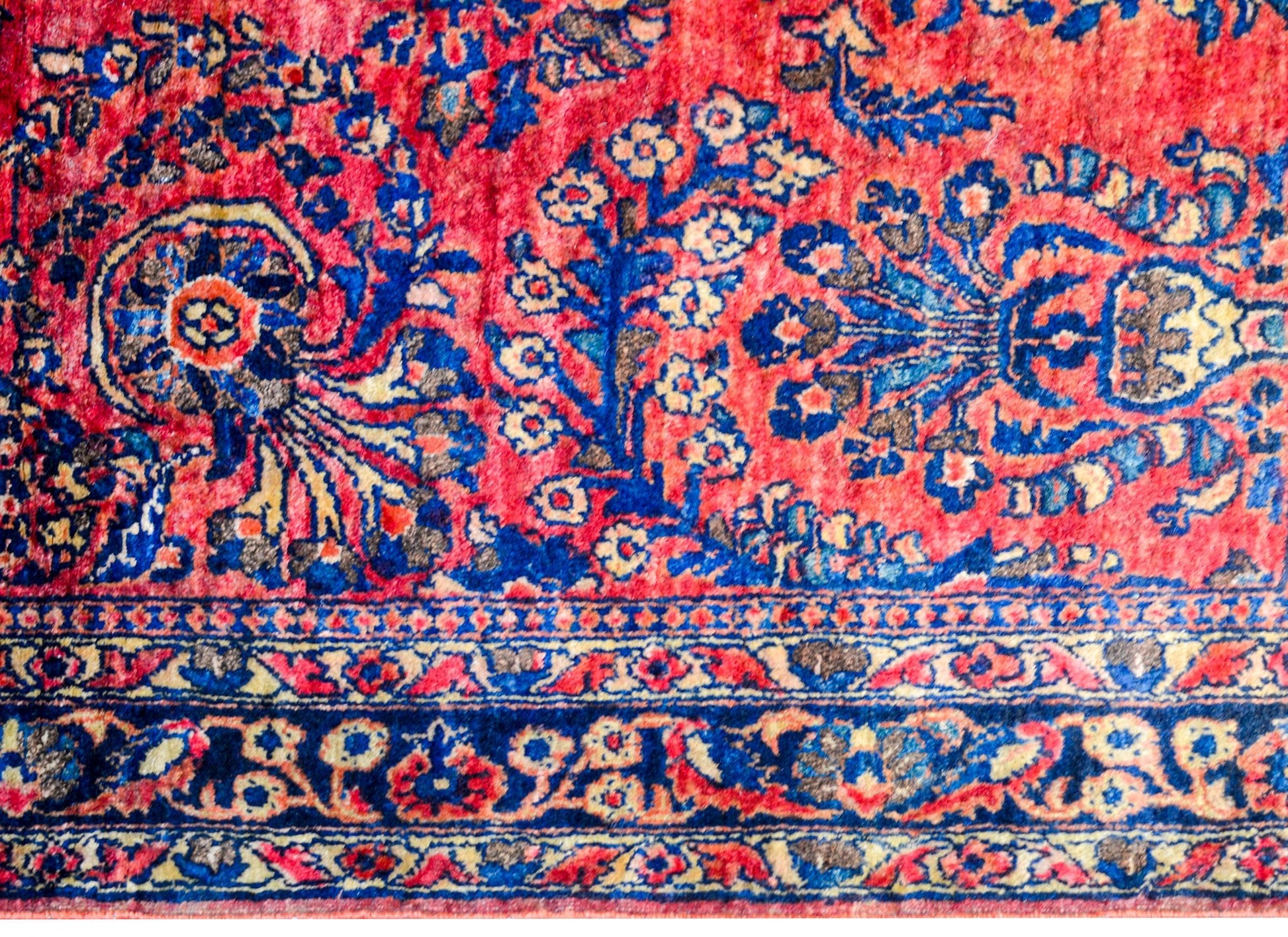 Beautiful Early 20th Century Sarouk Rug For Sale