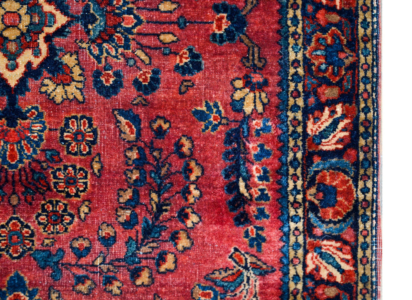 Early 20th Century Sarouk Rug For Sale