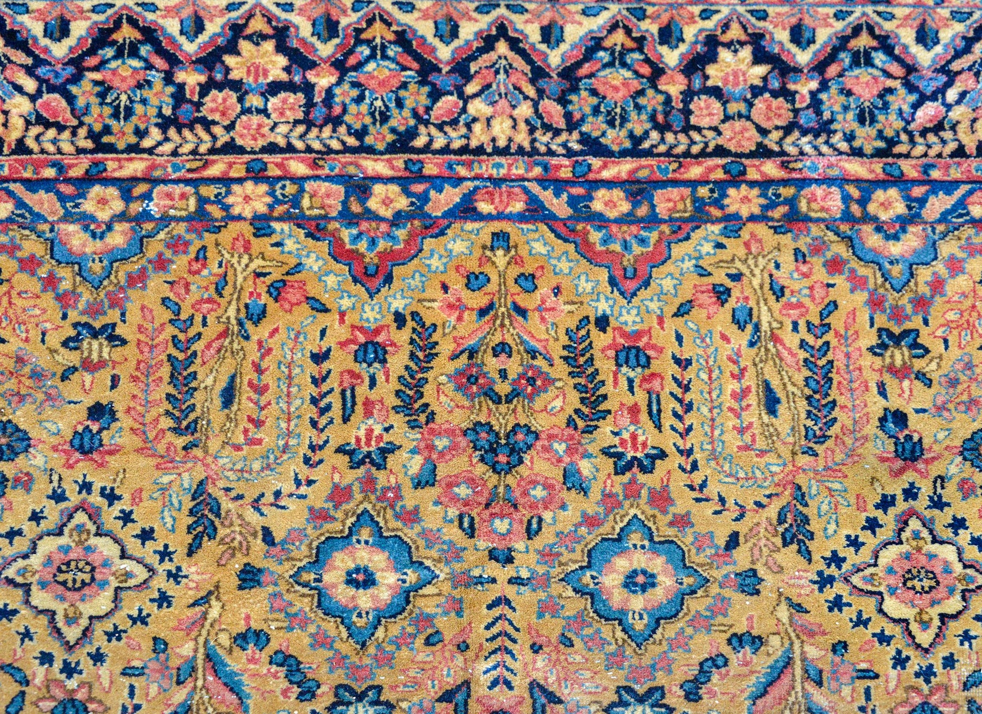 Early 20th Century Sarouk Rug For Sale
