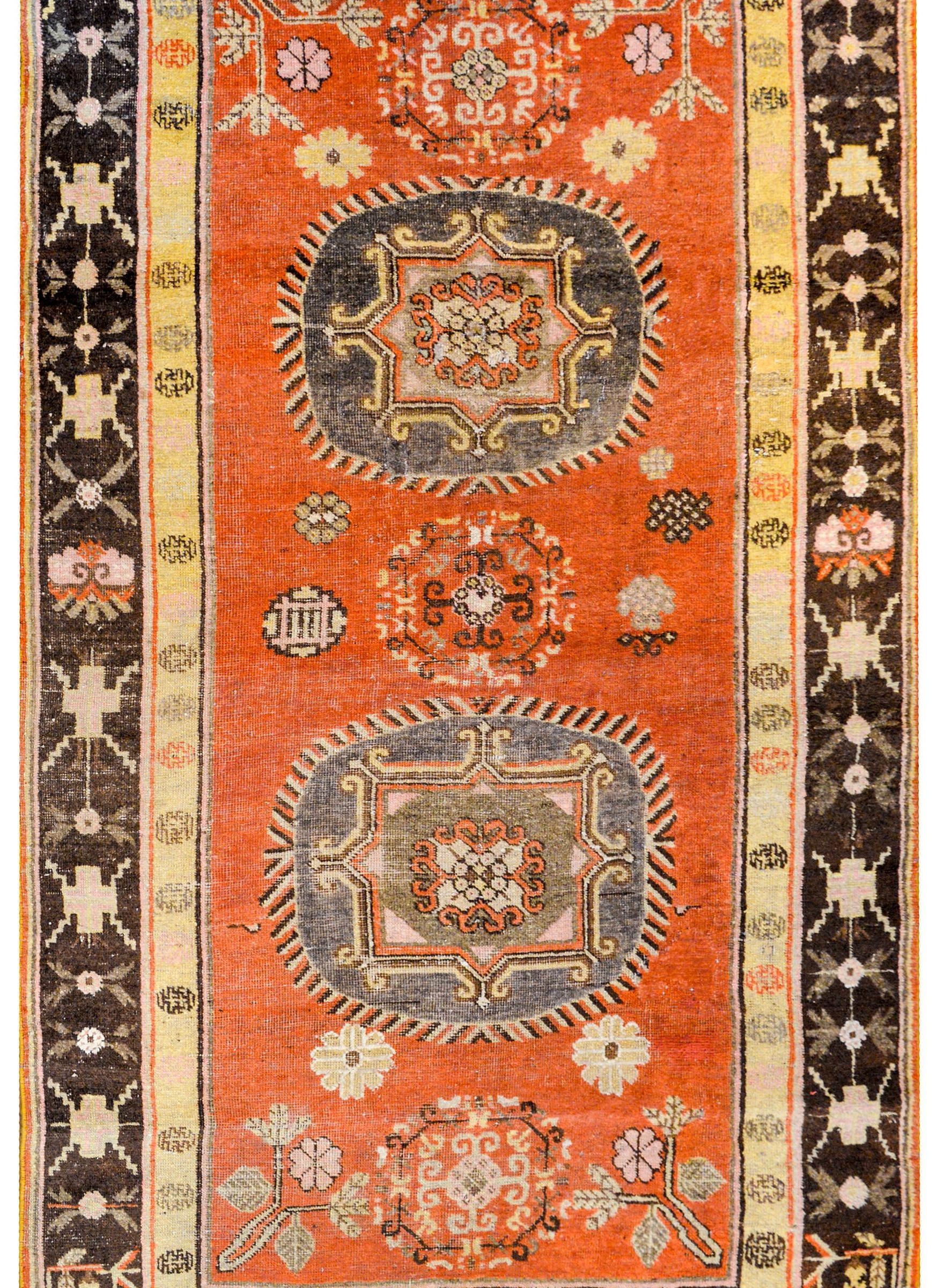 Beautiful Early 20th Century Central Asian Samarghand Rug For Sale