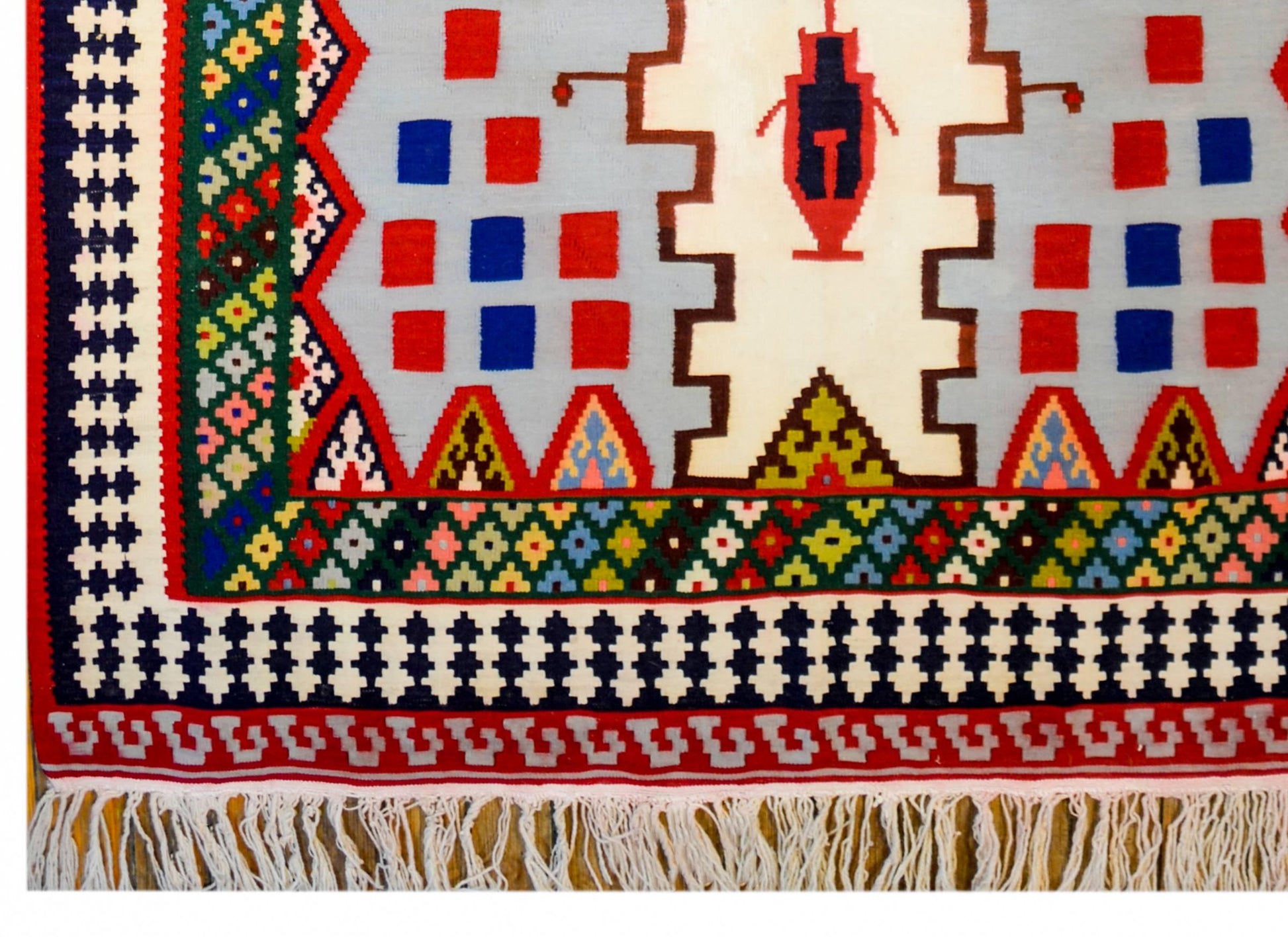 Beautiful Early 20th Century Shiraz Kilim Rug For Sale