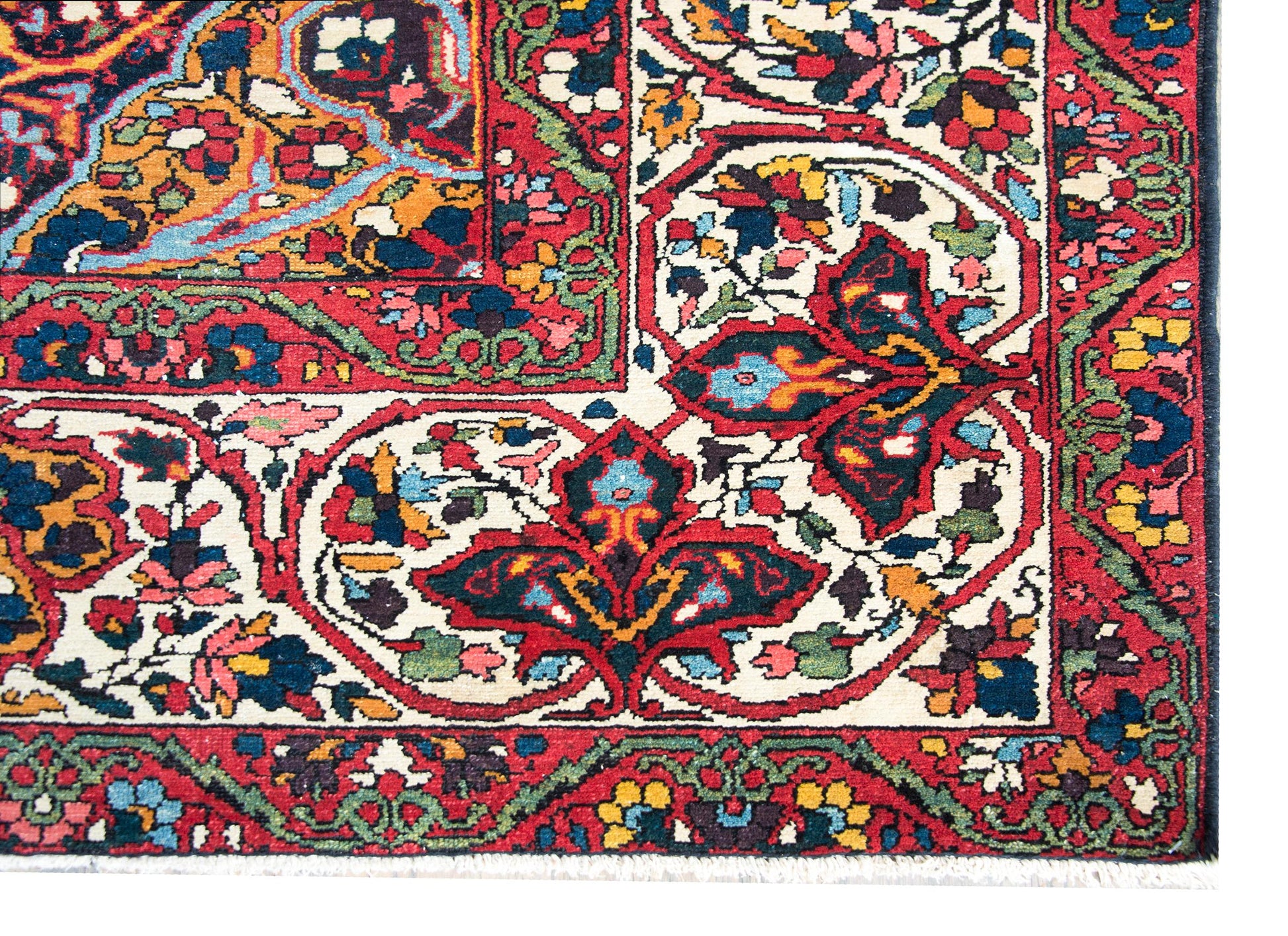 Early 20th Century Persian Bakhtiari Rug For Sale