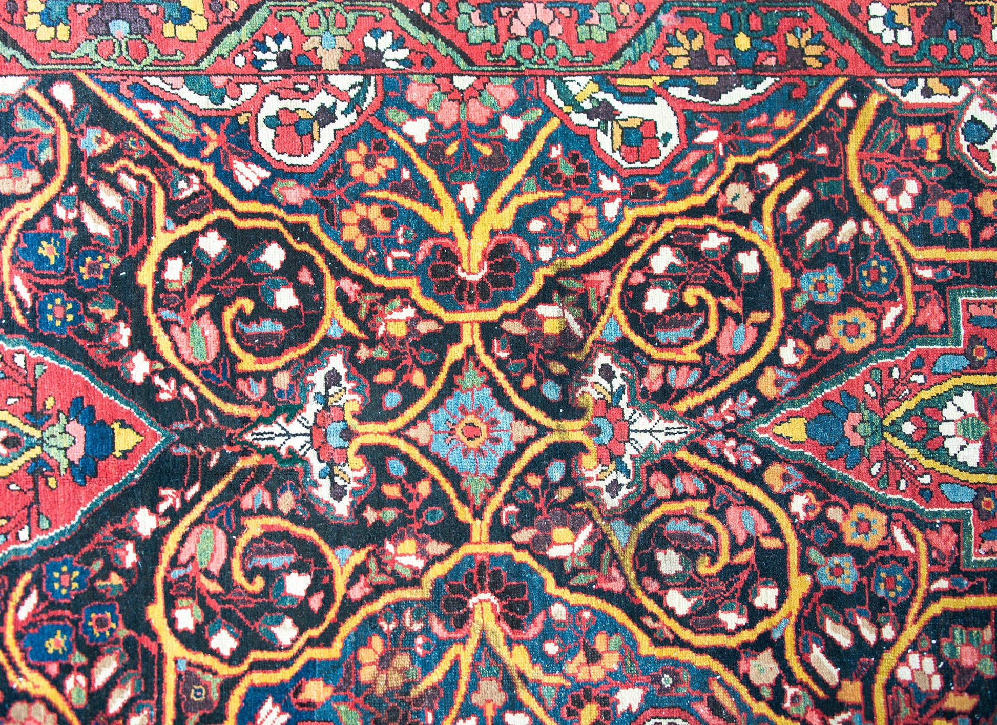 Early 20th Century Persian Bakhtiari Rug For Sale