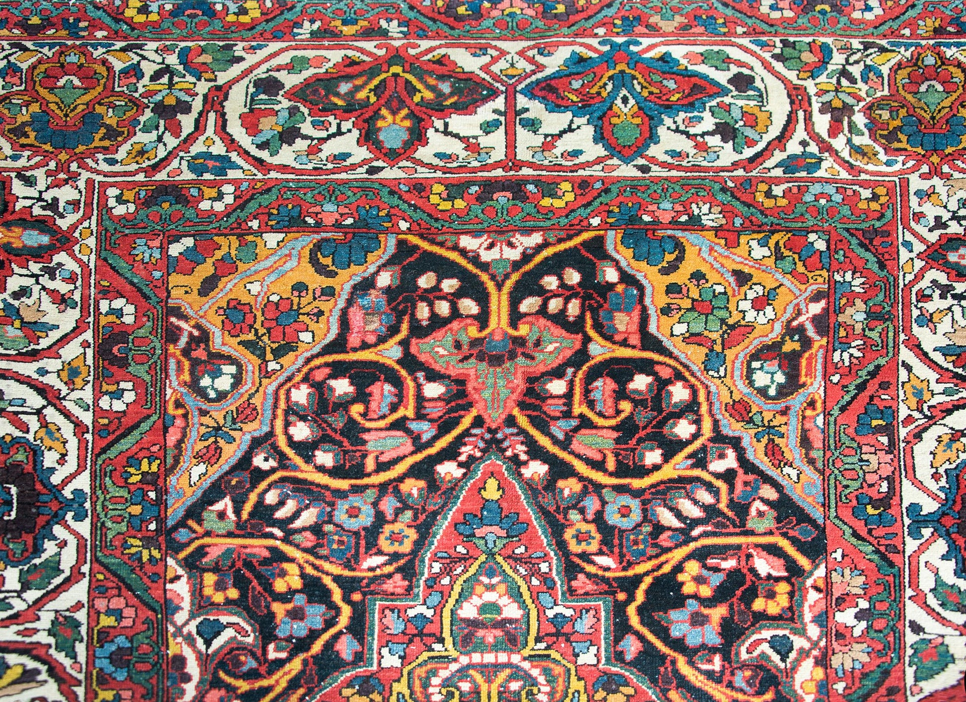 Early 20th Century Persian Bakhtiari Rug For Sale