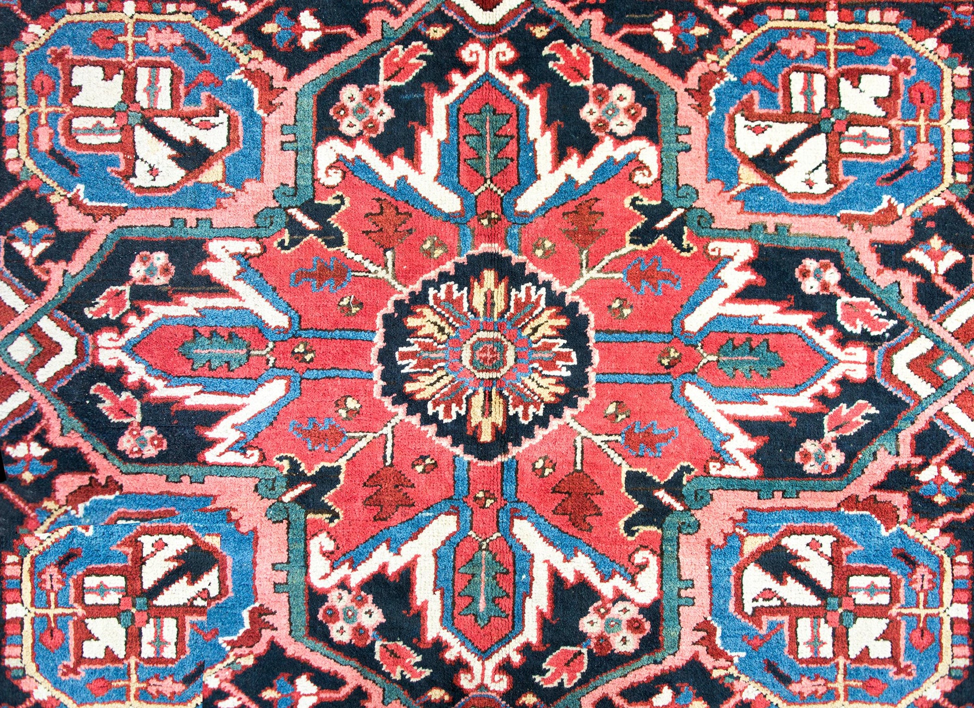 Early 20th Century Persian Heriz Rug For Sale
