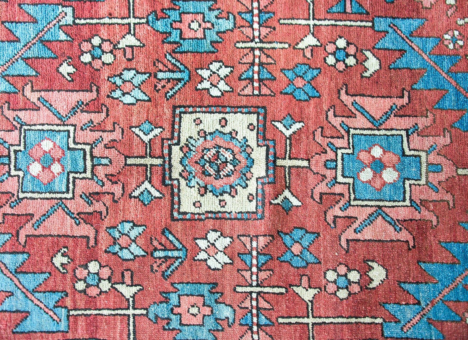 Early 20th Century Persian Heriz Rug For Sale