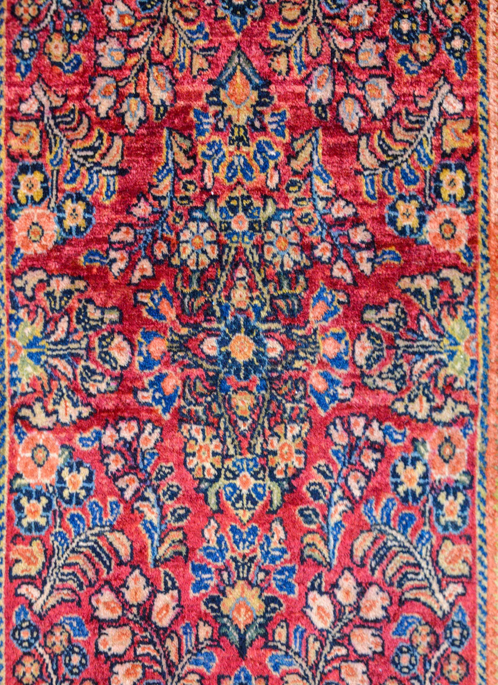 Early 20th Century Sarouk Rug For Sale