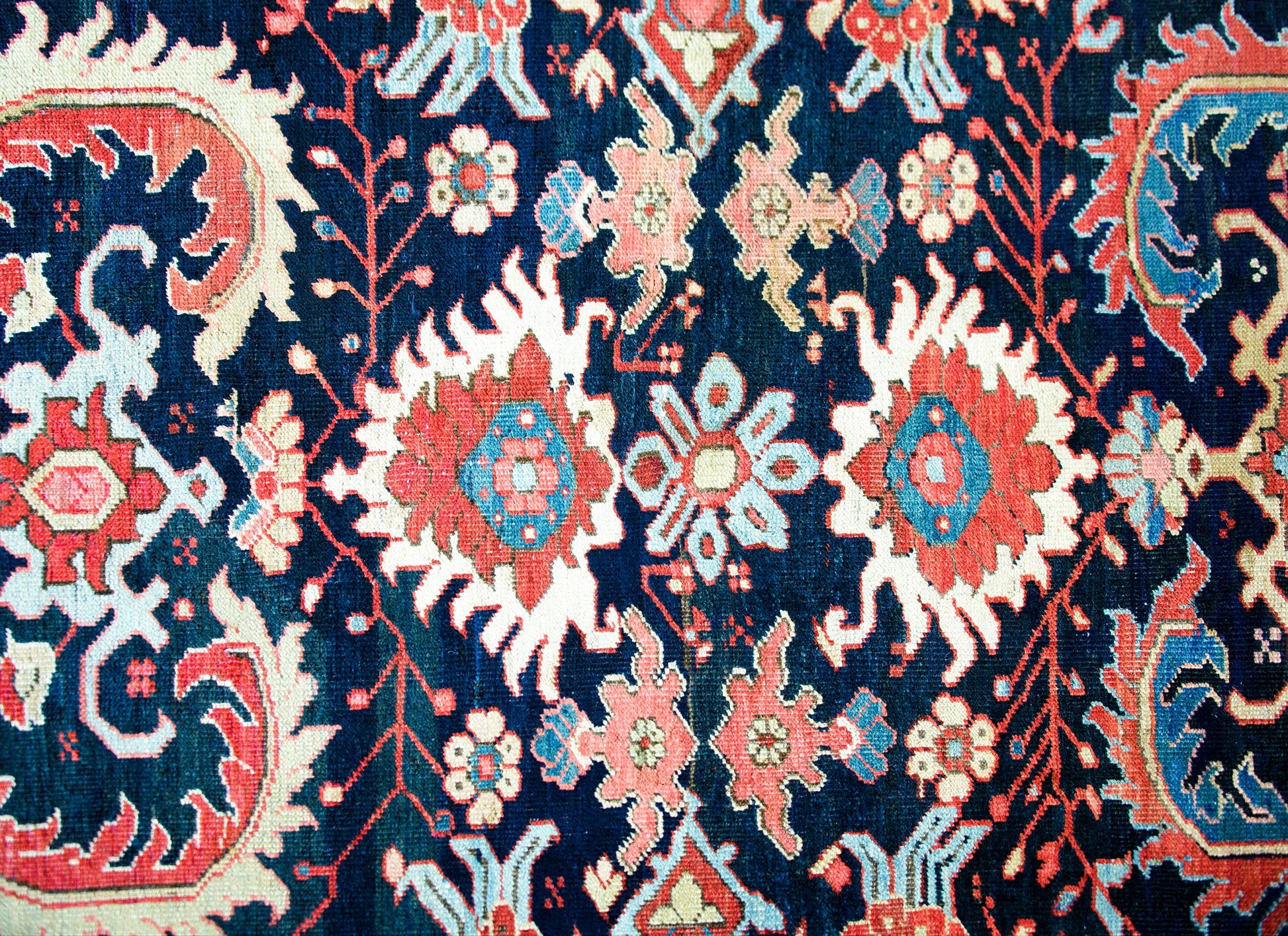 Early 20th Century Persian Heriz Rug For Sale