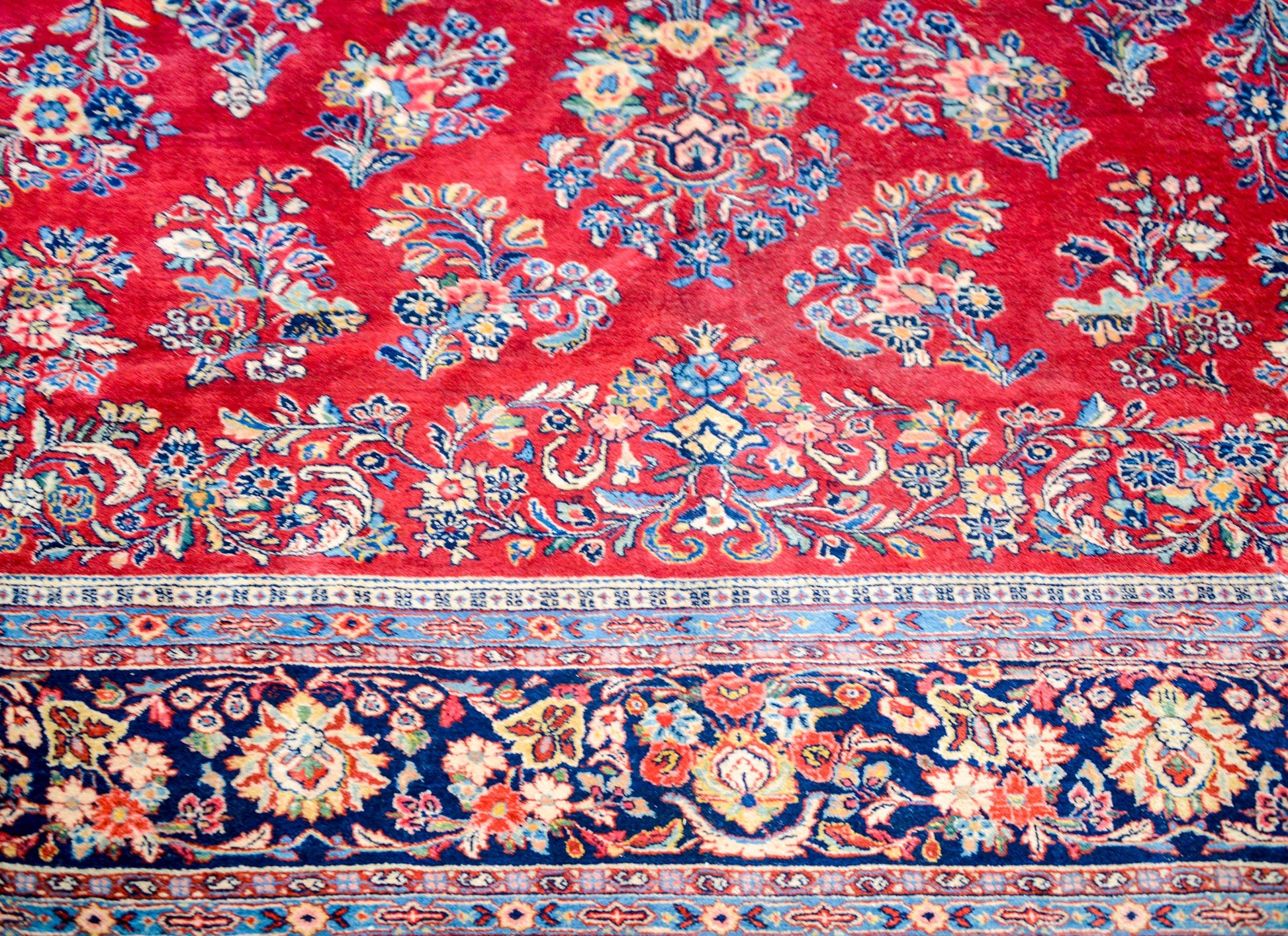 Beautiful Early 20th Century Sarouk Rug For Sale