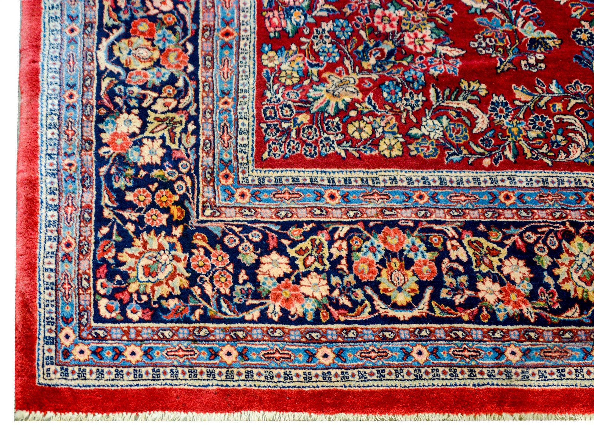 Beautiful Early 20th Century Sarouk Rug For Sale
